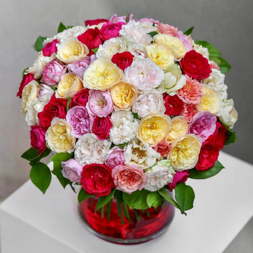 ニコライ・バーグマン・フラワーズ＆デザインのインスタグラム：「What's your favorite rose color? 🌹 If you cannot decide, this bouquet might just be perfect! ⁠ .⁠ .⁠ .⁠ . . .⁠ #nicolaibergmann #flowerdesign #ニコライバーグマン #フラワーデザイン #北欧デザイン #니콜라이버그만 #꽃다발 #букетцветов #ramosdeflores #blumenstrauß」