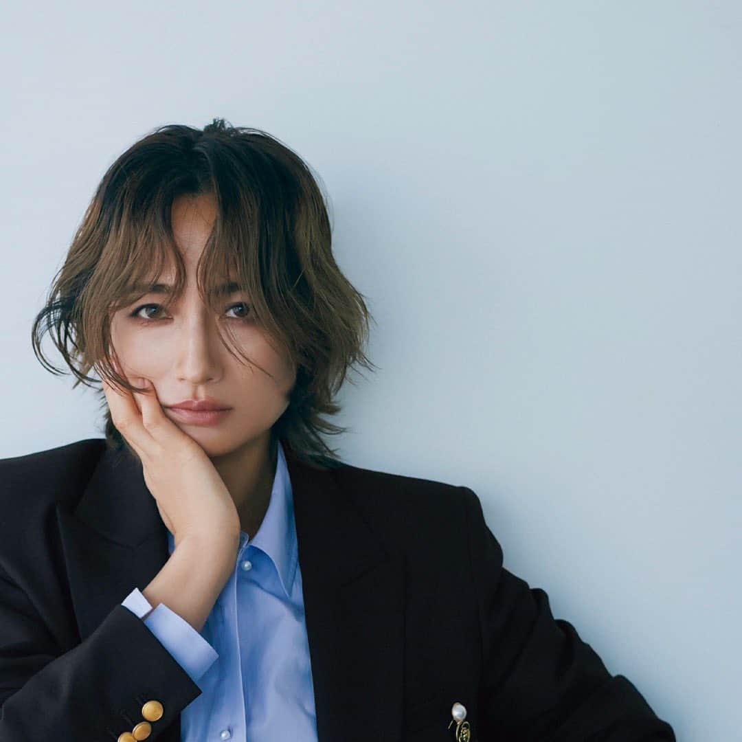ロペのインスタグラム：「【otona MUSE 10月号掲載アイテムCHECK！】 ⁡ 日常に寄り添いながらも、 着るたびに高揚感を与えてくれる、 エターナルなアイテムにフォーカス。 どれも着まわしがきいて実用性が高いから、 秋冬のコーディネートが充実すること間違いなしです。 カバーモデル佐田真由美さんに着用いただきました。 ⁡ J'aDoRe JUN ONLINEでご購入いただけます。 ⁡ ⁡ ⁡ @rope_jp @jadorejunonline @otonamuse #otonamuse #オトナミューズ #佐田真由美 氏 #ジャケット #秋コーデ #秋カラー #ロペ #ROPÉ #ropejp」