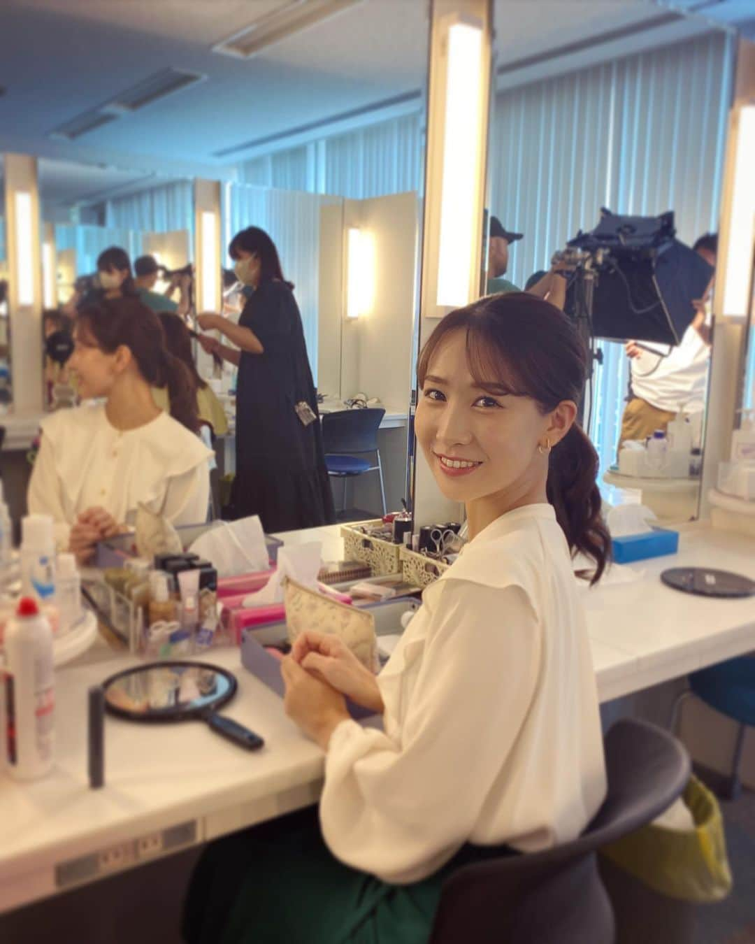 島津咲苗さんのインスタグラム写真 - (島津咲苗Instagram)「メイク室にて💄 今日から今週土曜日までの 残暑見舞いキャンペーン 皆さま、ぜひ応募してくださいね✨ . . . #メーテレ #ドデスカ #アナウンサー #島津咲苗 #メイク #メイクアップ #メイクルーム #センター分け #骨格ウェーブ #ポニーテール」8月28日 18時56分 - sanae_shimazu