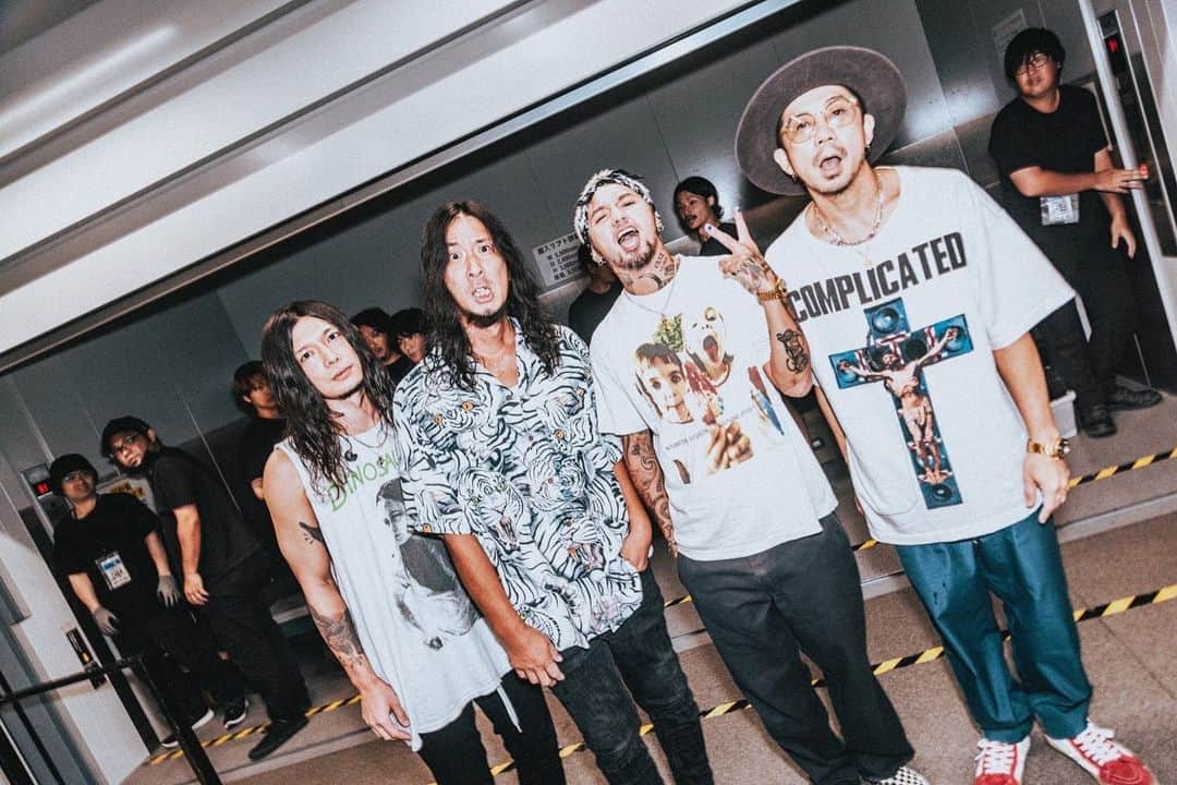 T$UYO$HIのインスタグラム：「. 初のホールツアー LIVE TONIGHT  初日はハルカミライ  失いたくない青臭さと バンドの生ならではの ダイナミズムを大事にしてるなぁって感じた キュンキュンきたなー  質問に答えてくれた人もありがと やってるこっち的には いつもと違った景色 照明や音の感じ これはこれでBONEZにはアリだなと思ったよ より音楽に集中して気持ち良くプレイできました  新しい試みの しかも初日に集まってくれたみんなありがとう！ 次は名古屋でビーバーと🔥  photo @nekoze_photo   #thebonez #ハルカミライ #livetonight」