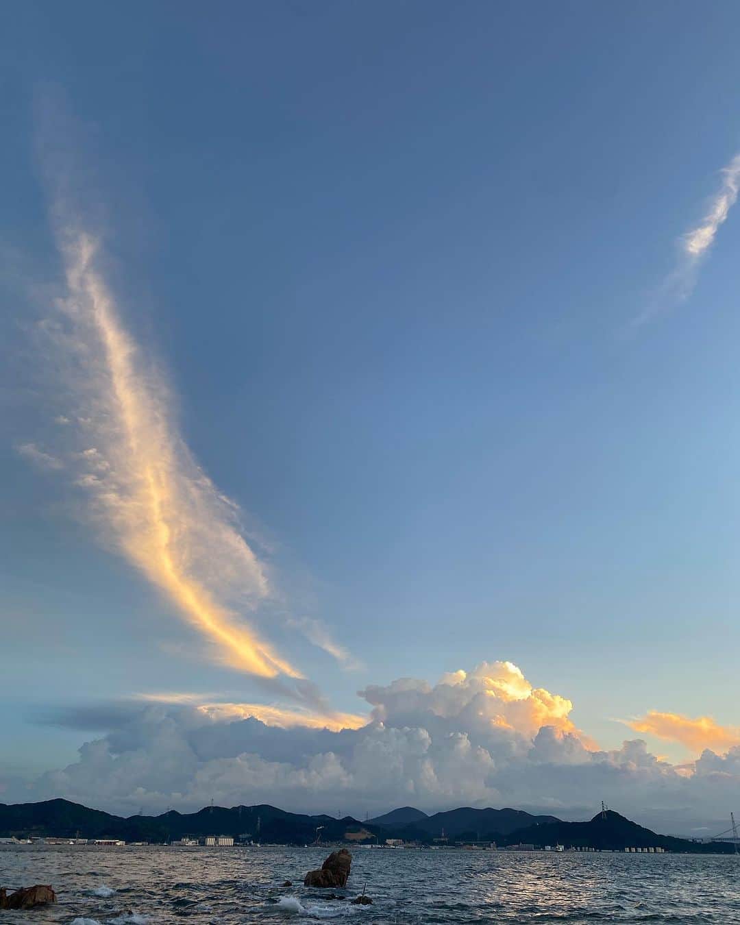 寺川奈津美さんのインスタグラム写真 - (寺川奈津美Instagram)「海はどれだけいても飽きませぬ。 #もくもくした雲もいいけど #そろそろ秋らしい雲 #眺めたいんです」8月28日 17時24分 - natumikannnn
