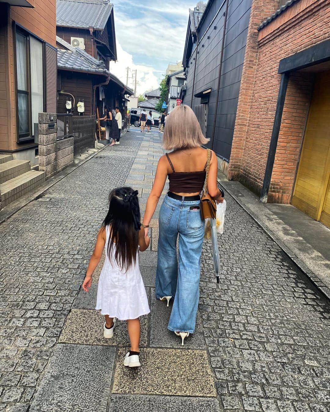 ちゃんみのインスタグラム：「🤍👧🏽👩🏼🤎  #今年も黒くなっちゃった #親子 #川越」