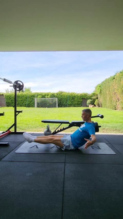 ルイス・ハビエル・ガルシア・サンスのインスタグラム：「MONDAY Did you have a good weekend ? Hope you did and charged your batteries. Monday core Routine, to beggin a long week. Got a Match on Wednesday so need my abs and lower back in place. Give it a go, and feel the heat on the 2&3 round. 45"/15" x 3 sets」
