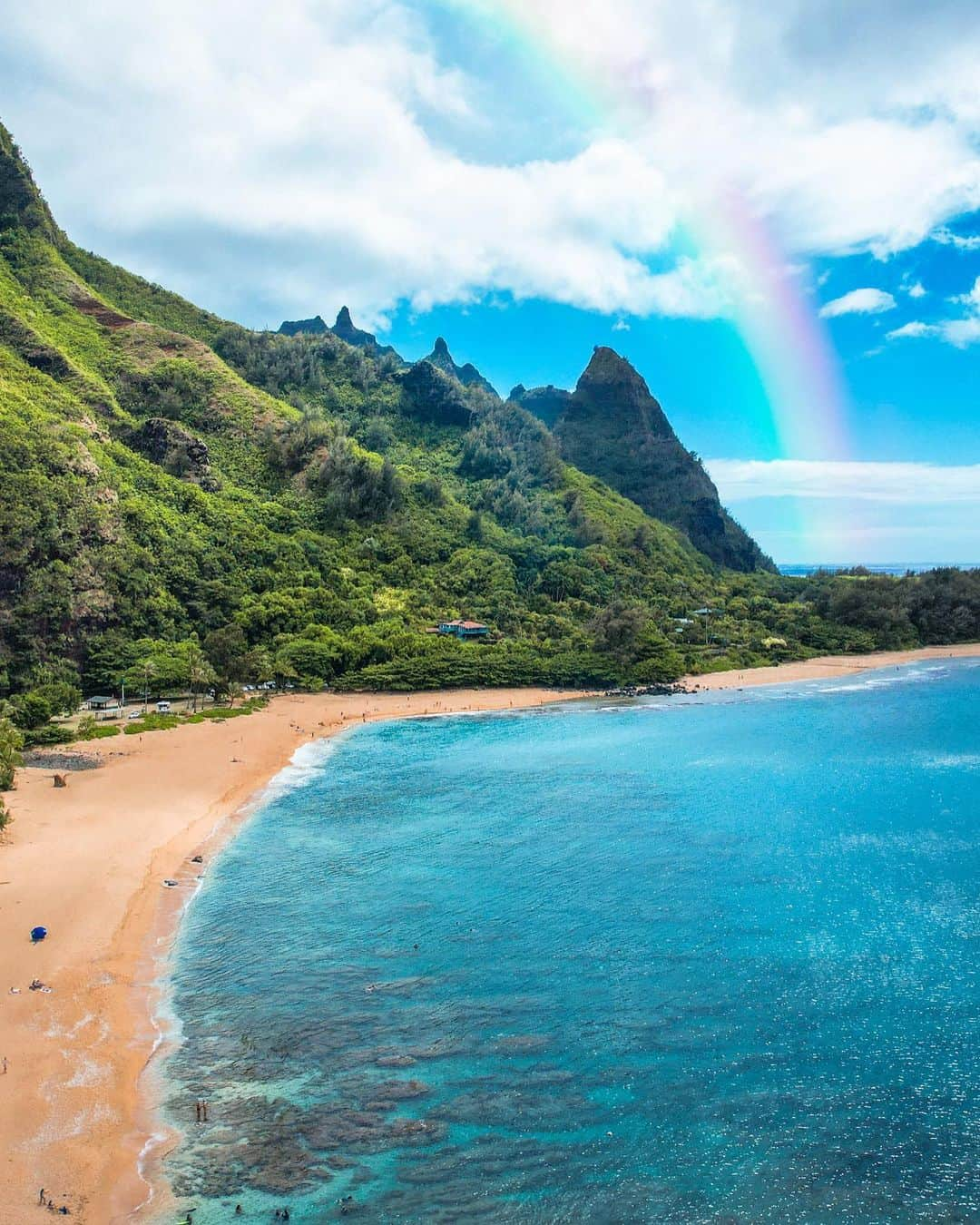 JALのインスタグラム：「. #ハワイ カウアイ島🏖 美しいビーチと虹のコラボレーション🌈 #AmazingAugust . . Photo by @petermccphoto Post your memories with #FlyJAL  #JapanAirlines #JAL #travel #海 #ビーチ #リゾート #青空 #自然 #絶景 #世界の絶景 #絶景スポット #旅行計画 #旅行気分 #ハワイ旅行 #ハワイ旅 #海外旅行 #旅行 #日本航空」