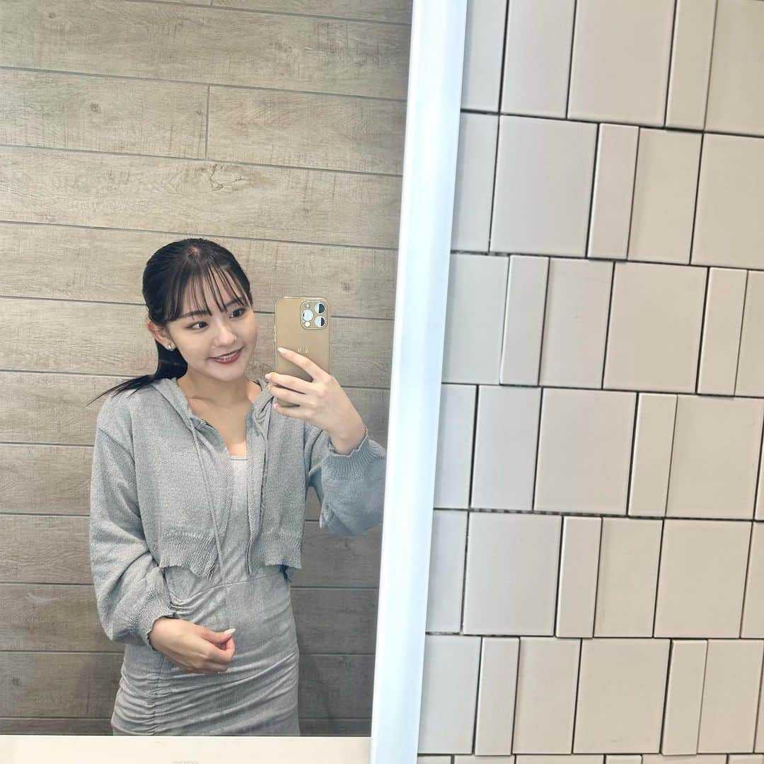 河野まひるのインスタグラム：「@shein_japan ショート丈の可愛いパーカー🩶  商品ID↓ parker : 14445913  クーポンコード: mahiru （9月末日まで、お買い上げ金額1～5,999円まではセール価格より15%OFF、6,000円以上は20%OFFが適用されるよ。）  #SHEINforAll #ad  #jk#jk3#ljkブランド#jkの素敵な思い出#高校生#高3#hair#前髪#hair#ファッション#オシャレ#コーデ#fashion#code#河野まひる#夏休み#パーカー#まひるコーデ#SHEIN#ポニーテール」