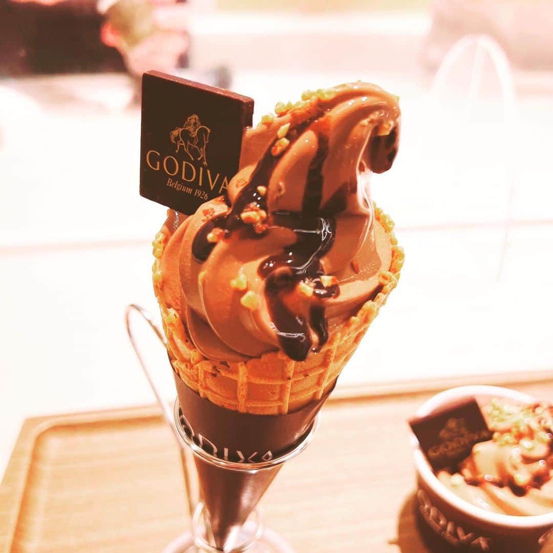 上杉洋史のインスタグラム：「Taking a sweet break with a chocolate soft serve in Tokyo Station.」