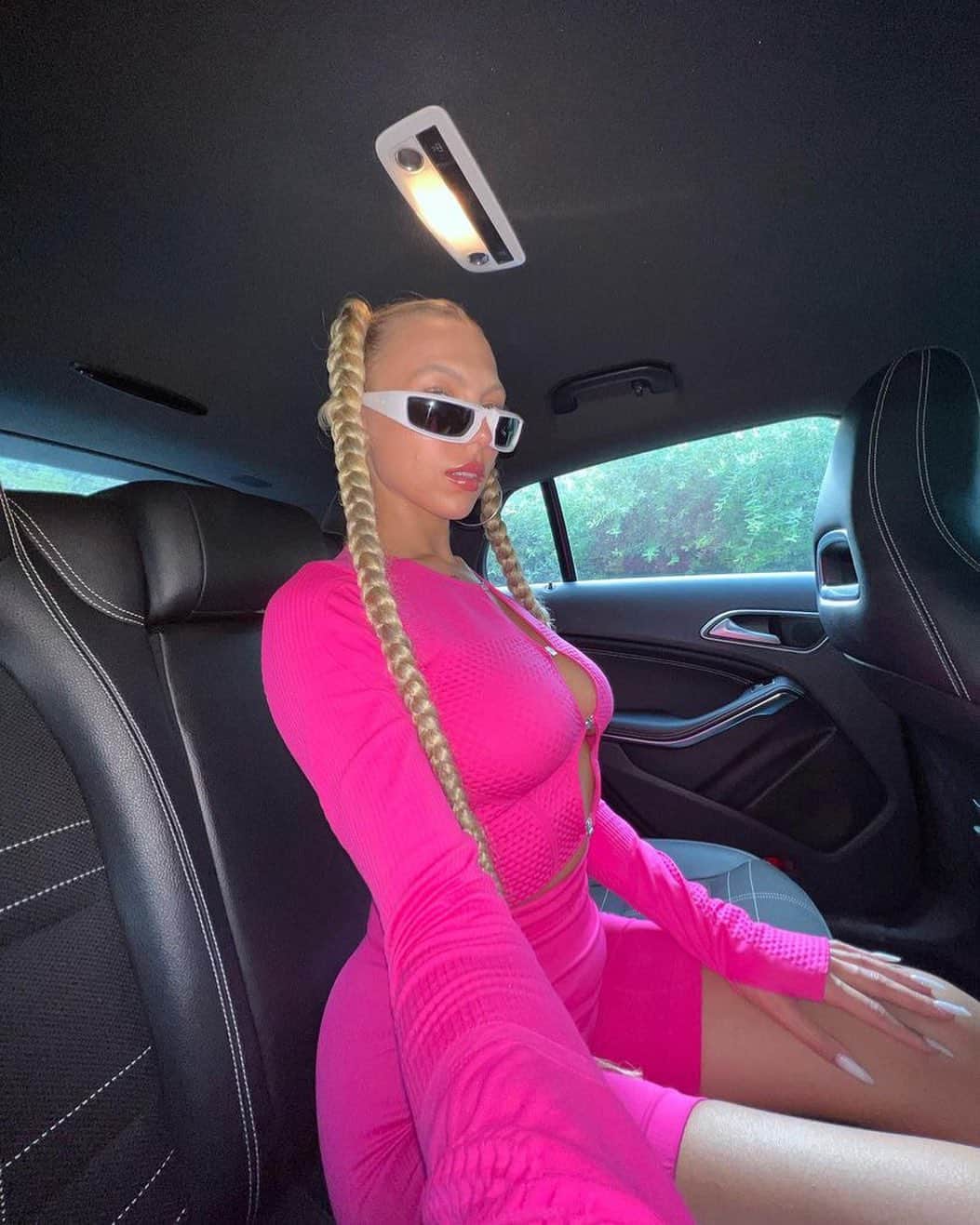 LOCAL HEROESのインスタグラム：「SLAAAAY 💅🏻/ @juliastrzalkowska in 4F x LH pink longsleeve」