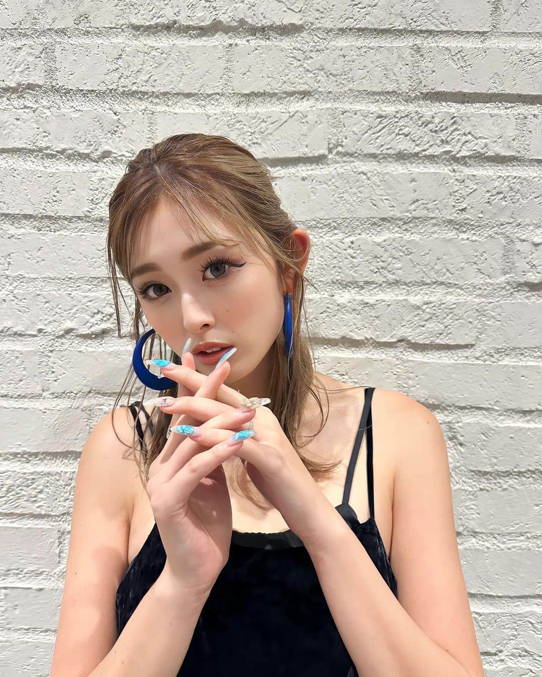 のインスタグラム：「きょーのうち☀️ 秋メイクにしてもらった😊🫶 もうそろそろうちの誕生日😂😭😭 ねいるもかわいい❤️‍🔥」
