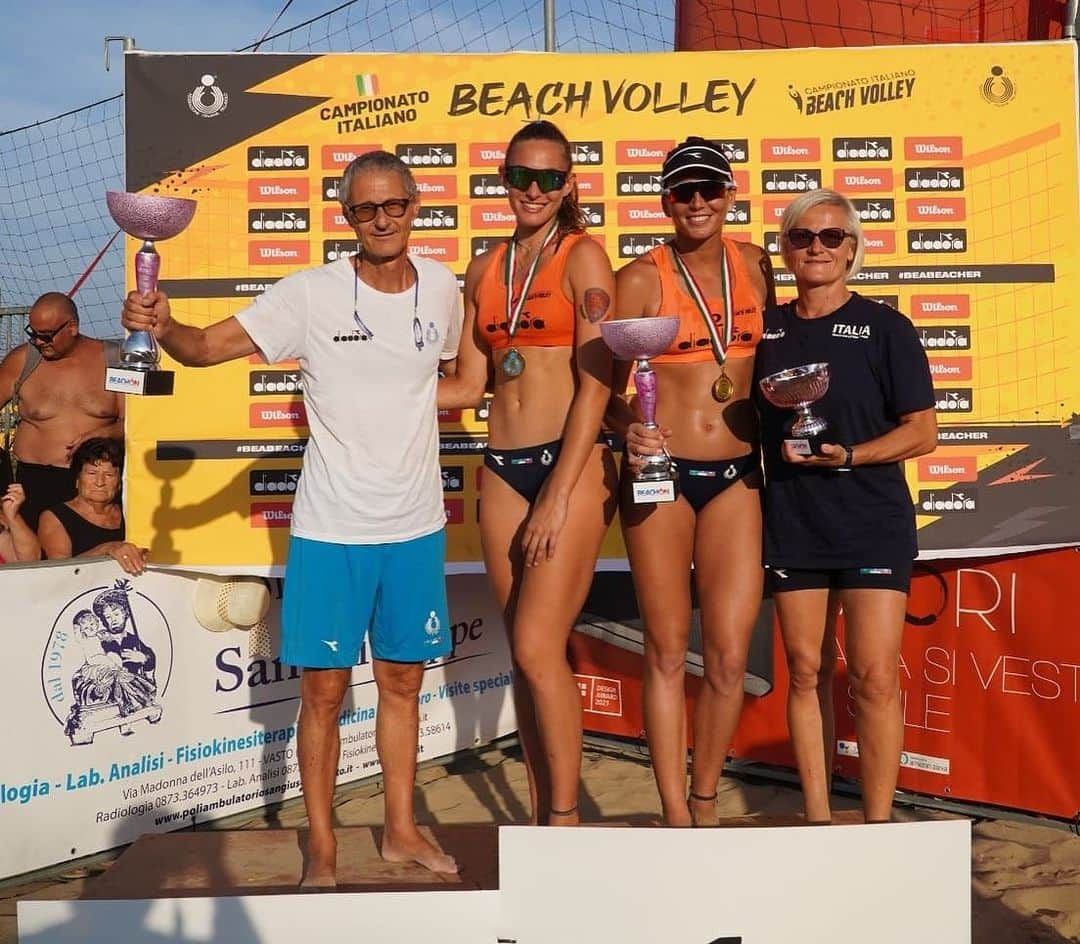 マルタ・メネゲッティのインスタグラム：「🥇Campionato Italiano Vasto  Ph Giuseppe Ritucci  #beabeacher #campionatoitaliano #beachvolley」