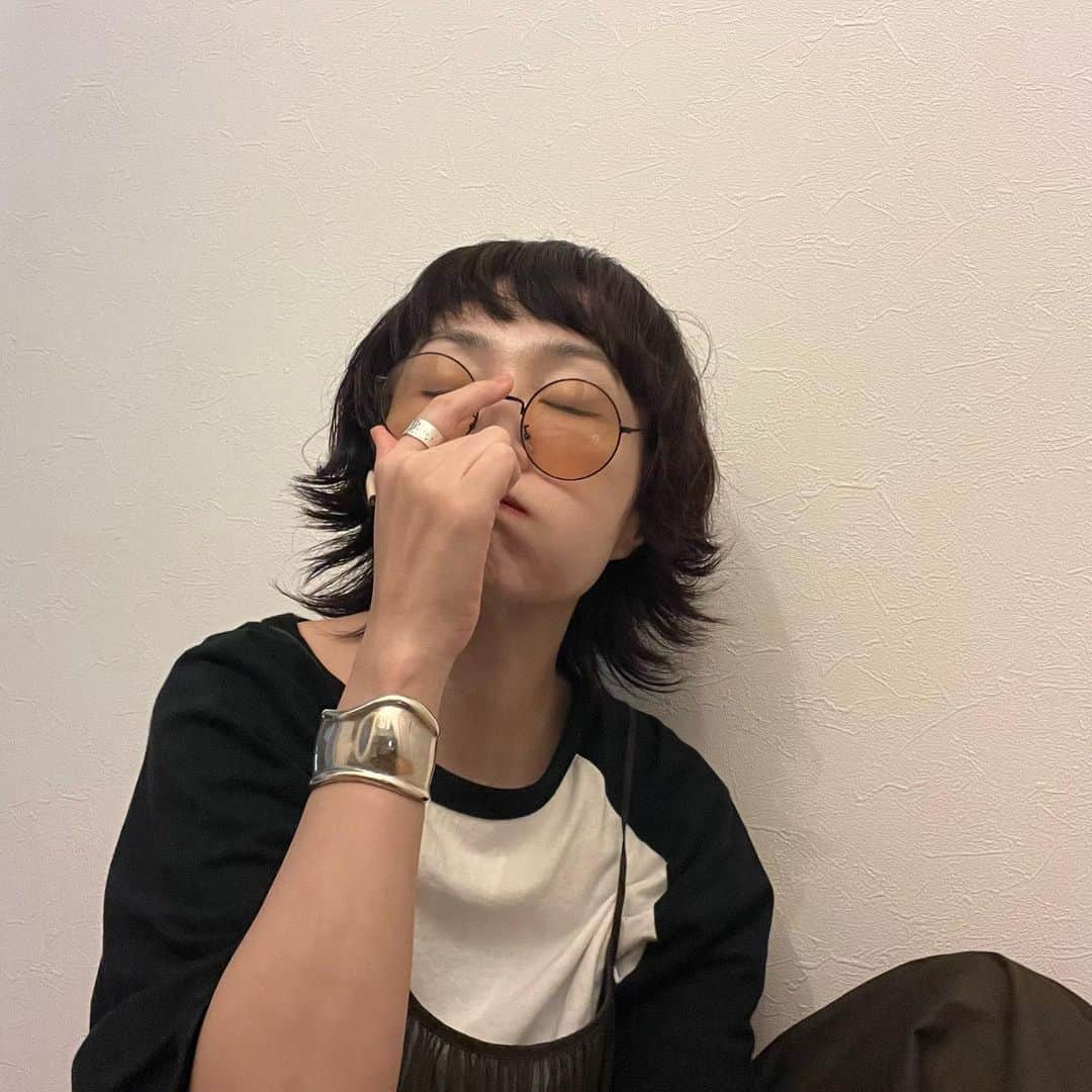 こはるさんのインスタグラム写真 - (こはるInstagram)「・ ・ 急に思い立って @tender_hair の　@masahirotakada_hair 氏に似合わせウルフにしてもらいますた。  これで寝起きの伸び放題だたブスなヘアから解放された😂  このままセミロングくらいのウルフまで伸ばす予定。←あくまで予定  ちょろりんと結べるのもGood👍  #instafashion #fashion #me #instahair #haircut #ウルフ #ショートウルフ #くせ毛 #パーマなし #無加工 #加工無し #めっちゃ質問する私 #シザーカットを凝視する #ウザすぎる客← #charaのレコードかけてもらってテンション上がる⤴️ #ありがとうございました😊 ・」8月28日 17時33分 - cohalu333