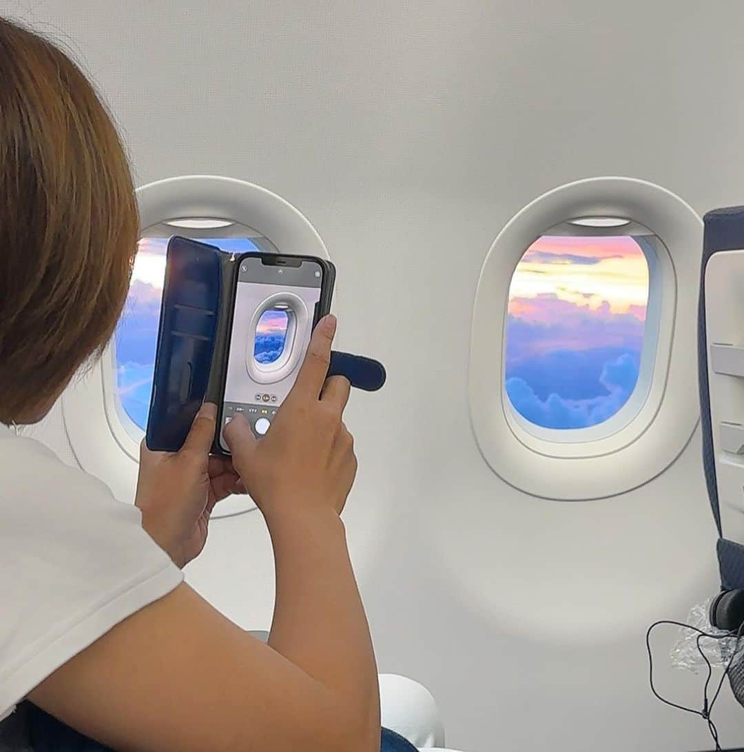 狩野舞子さんのインスタグラム写真 - (狩野舞子Instagram)「・ 飛行機の窓から見えたのは美しい幻想的な空でした🌆  写真を撮る姿子さんを激写📷 ・ #飛行機の窓から」8月28日 17時35分 - kanochan715