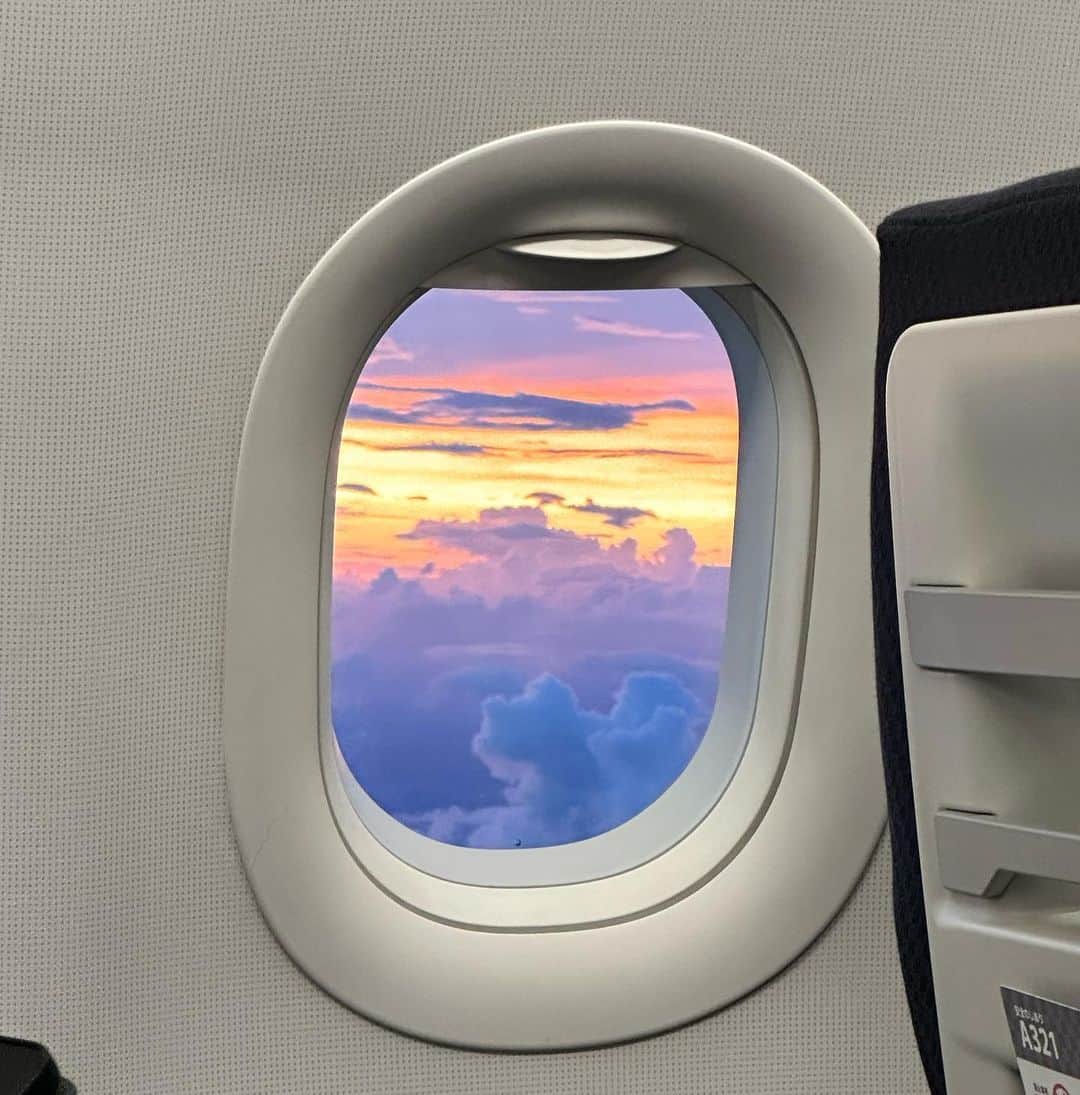 狩野舞子さんのインスタグラム写真 - (狩野舞子Instagram)「・ 飛行機の窓から見えたのは美しい幻想的な空でした🌆  写真を撮る姿子さんを激写📷 ・ #飛行機の窓から」8月28日 17時35分 - kanochan715