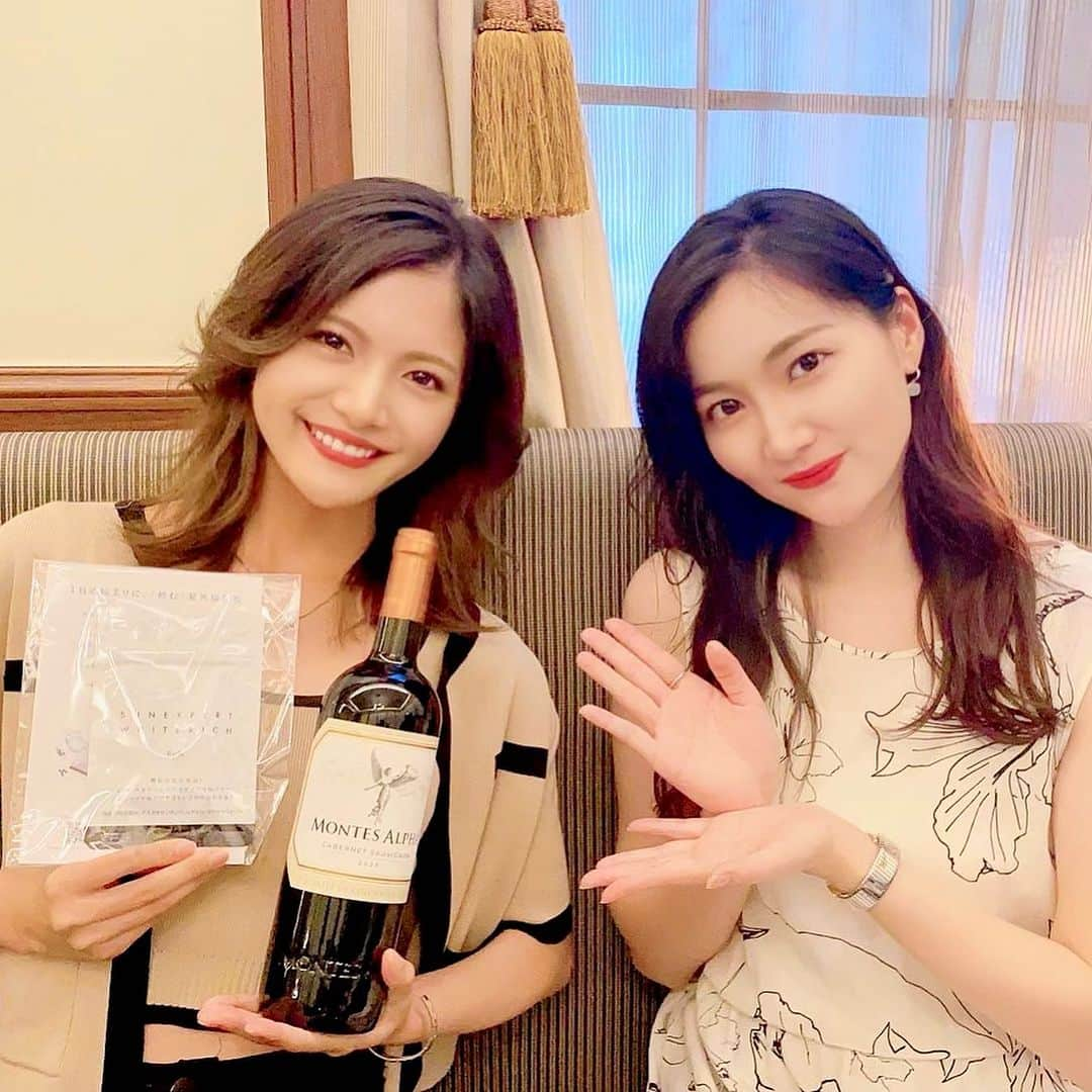 美沙玲奈さんのインスタグラム写真 - (美沙玲奈Instagram)「𓂃 𓈒𓏸🥂𑁍  先日、仲良くして頂いている ( @ayn220 )さんのアカシアシャンパーニュの会に参加してきました🏃‍♀  普段、お酒はあまり飲まずシャンパンも飲み慣れてないのですが、とてもフルーティーで飲みやすい素敵なシャンパンでした❣同じテーブルだった皆さんも温かく優しい方ばかりで‥🥹✨  それにしても最近、有難いことに美味しすぎる食事に恵まれちゃって‥夏バテも吹き飛びますね💪❤️‍🔥  そして今回は✨抽選会にて、(@mou_inc.official )の美容ジェルも参加させて頂き、奥様にプレゼントをしたい🎁という素敵な方に選んで頂きました👏✨”男女でシェアしてほしい‥！”って密かに思っていたのでまさにピッタリで嬉しかったです🌹  そんな私は高級なワイン🍷を獲得したので特別な日に開封を‥🫶  ( @natsumi_black )さんより、『飲む日焼け止め』を頂いたのでこちらも試すの楽しみです☺☀  #上野 #アカシア #シャンパン #シャンパーニュ #赤ワイン #イベント #ご縁に感謝」8月28日 17時38分 - rei777_official