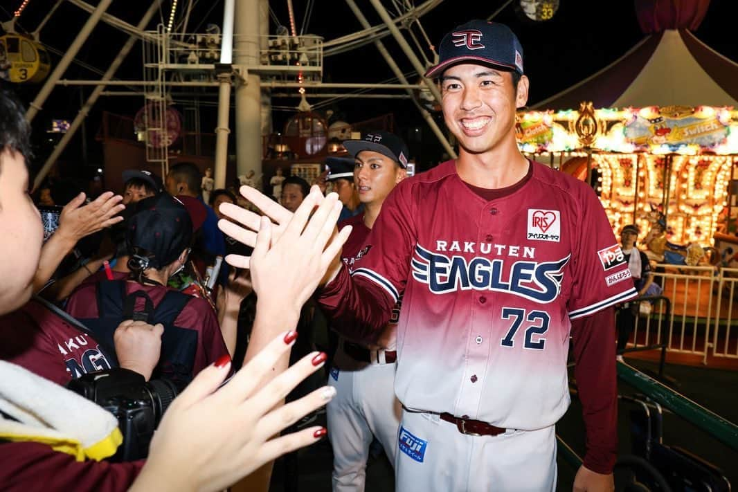 東北楽天ゴールデンイーグルスさんのインスタグラム写真 - (東北楽天ゴールデンイーグルスInstagram)「🖐  8/27(日)試合終了後 選手が各ゲートでファンの皆さまをお見送りする「お見送りハイタッチ」を行いました✨  その後も、フィールド内のイベントに選手が登場！  勝利の喜びを分かち合い、応援の言葉を受け取り、選手もファンの皆さまからパワーをいただきました🔥  また笑顔溢れたイベントとなり、球団職員も嬉しい瞬間でした😊  ご来場いただきありがとうございました🏟!!  #RakutenEagles #鷲が掴む #ハイタッチ #浅村栄斗 #松井裕樹 #小深田大翔 #阿部寿樹 #島内宏明 #酒居知史 #安樂智大 #村林一輝 #宋家豪 #宮森智志 #松井友飛 #鈴木翔天 #伊藤裕季也」8月28日 17時45分 - rakuten_eagles