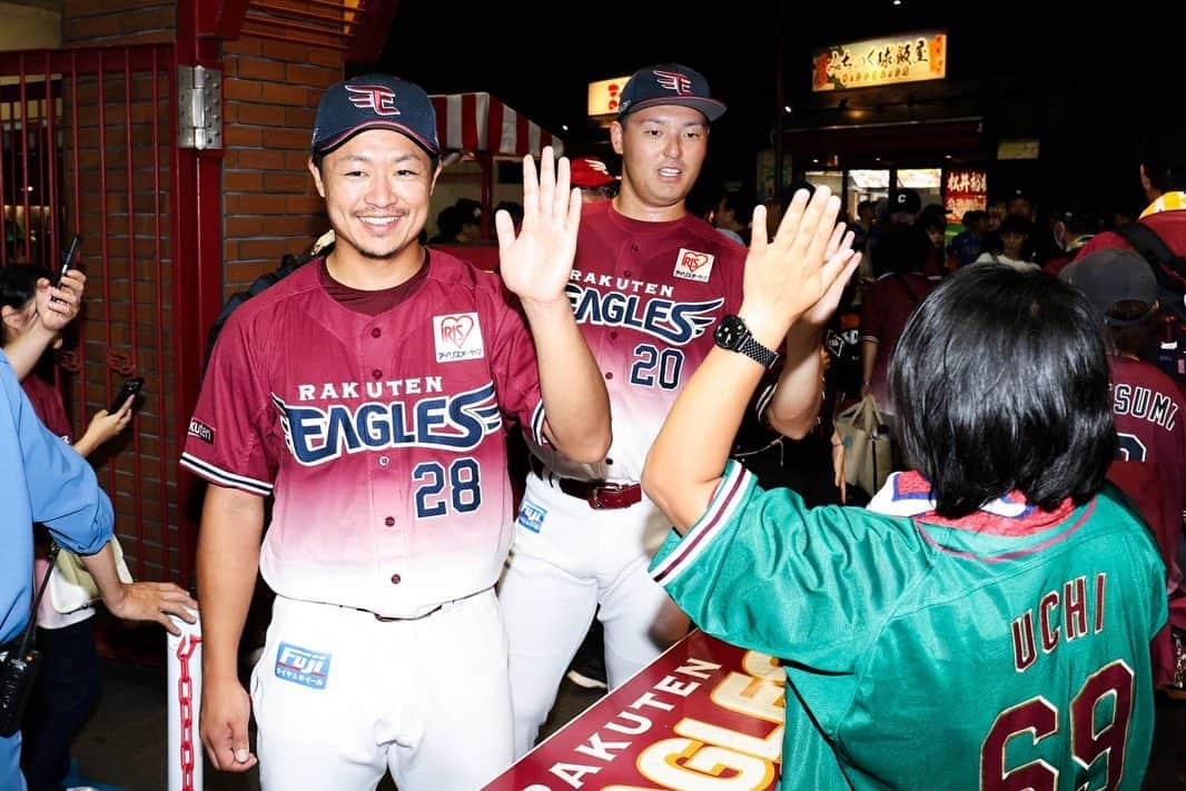 東北楽天ゴールデンイーグルスさんのインスタグラム写真 - (東北楽天ゴールデンイーグルスInstagram)「🖐  8/27(日)試合終了後 選手が各ゲートでファンの皆さまをお見送りする「お見送りハイタッチ」を行いました✨  その後も、フィールド内のイベントに選手が登場！  勝利の喜びを分かち合い、応援の言葉を受け取り、選手もファンの皆さまからパワーをいただきました🔥  また笑顔溢れたイベントとなり、球団職員も嬉しい瞬間でした😊  ご来場いただきありがとうございました🏟!!  #RakutenEagles #鷲が掴む #ハイタッチ #浅村栄斗 #松井裕樹 #小深田大翔 #阿部寿樹 #島内宏明 #酒居知史 #安樂智大 #村林一輝 #宋家豪 #宮森智志 #松井友飛 #鈴木翔天 #伊藤裕季也」8月28日 17時45分 - rakuten_eagles