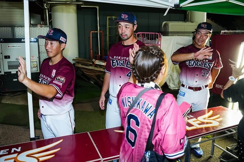 東北楽天ゴールデンイーグルスさんのインスタグラム写真 - (東北楽天ゴールデンイーグルスInstagram)「🖐  8/27(日)試合終了後 選手が各ゲートでファンの皆さまをお見送りする「お見送りハイタッチ」を行いました✨  その後も、フィールド内のイベントに選手が登場！  勝利の喜びを分かち合い、応援の言葉を受け取り、選手もファンの皆さまからパワーをいただきました🔥  また笑顔溢れたイベントとなり、球団職員も嬉しい瞬間でした😊  ご来場いただきありがとうございました🏟!!  #RakutenEagles #鷲が掴む #ハイタッチ #浅村栄斗 #松井裕樹 #小深田大翔 #阿部寿樹 #島内宏明 #酒居知史 #安樂智大 #村林一輝 #宋家豪 #宮森智志 #松井友飛 #鈴木翔天 #伊藤裕季也」8月28日 17時45分 - rakuten_eagles