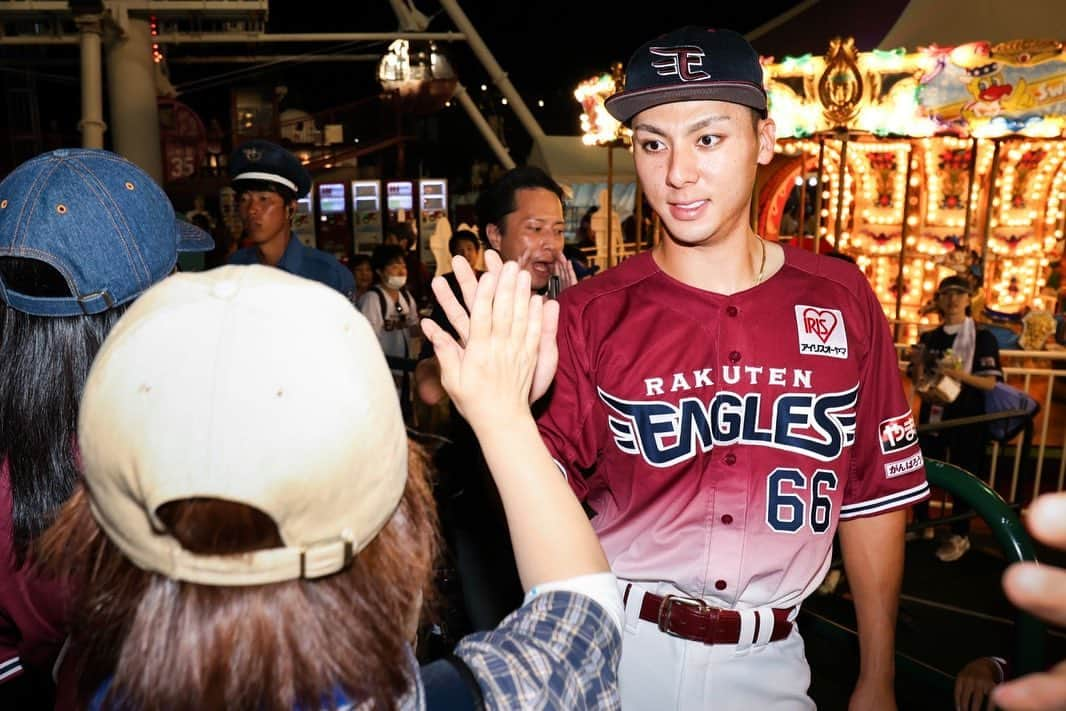 東北楽天ゴールデンイーグルスさんのインスタグラム写真 - (東北楽天ゴールデンイーグルスInstagram)「🖐  8/27(日)試合終了後 選手が各ゲートでファンの皆さまをお見送りする「お見送りハイタッチ」を行いました✨  その後も、フィールド内のイベントに選手が登場！  勝利の喜びを分かち合い、応援の言葉を受け取り、選手もファンの皆さまからパワーをいただきました🔥  また笑顔溢れたイベントとなり、球団職員も嬉しい瞬間でした😊  ご来場いただきありがとうございました🏟!!  #RakutenEagles #鷲が掴む #ハイタッチ #浅村栄斗 #松井裕樹 #小深田大翔 #阿部寿樹 #島内宏明 #酒居知史 #安樂智大 #村林一輝 #宋家豪 #宮森智志 #松井友飛 #鈴木翔天 #伊藤裕季也」8月28日 17時45分 - rakuten_eagles