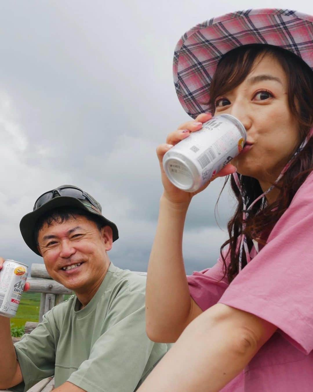 佐藤彩さんのインスタグラム写真 - (佐藤彩Instagram)「夏の思い出✨ 雨竜沼湿原へ行ってきました🙌  ウェザーセンターの近藤肇アナ 山ガールの堀内美里アナとともに 今年もお出かけです⛰ . . 緑いっぱいの夏の香り… 天国に近いイメージの景色…  少し高地に行くだけで 空気感が変わりますね🥹✨  心も穏やかな気持ちになれる時間でもあり ほとんどずっと、喋って笑って楽しんだ時間！笑  大量の汗はご愛嬌ですね😂 . . 最高のランチタイムは 大好きなカレー🍛 (みーちゃんのお陰🙌)  さらに！ 一緒に行ったディレクターさんからのサプライズプレゼント🍺 ノンアルビールに感激🥹！  あぁ、なんという贅沢…🤭  癒しの楽園サマータイムでした🥜  #夏の思い出 #北海道 #hokkaido #夏 #夏の北海道 #雨竜沼湿原 #雨竜町 #楽園 #山ガール #山好き #近藤さんがいるとお天気を詳しく教えてもらえる #みーちゃんがいると山情報たくさん教えてもらえる #ありがたい #トンボが指に止まった #いいことありそう #また行けたらいいな」8月28日 17時46分 - hbc_ayasato