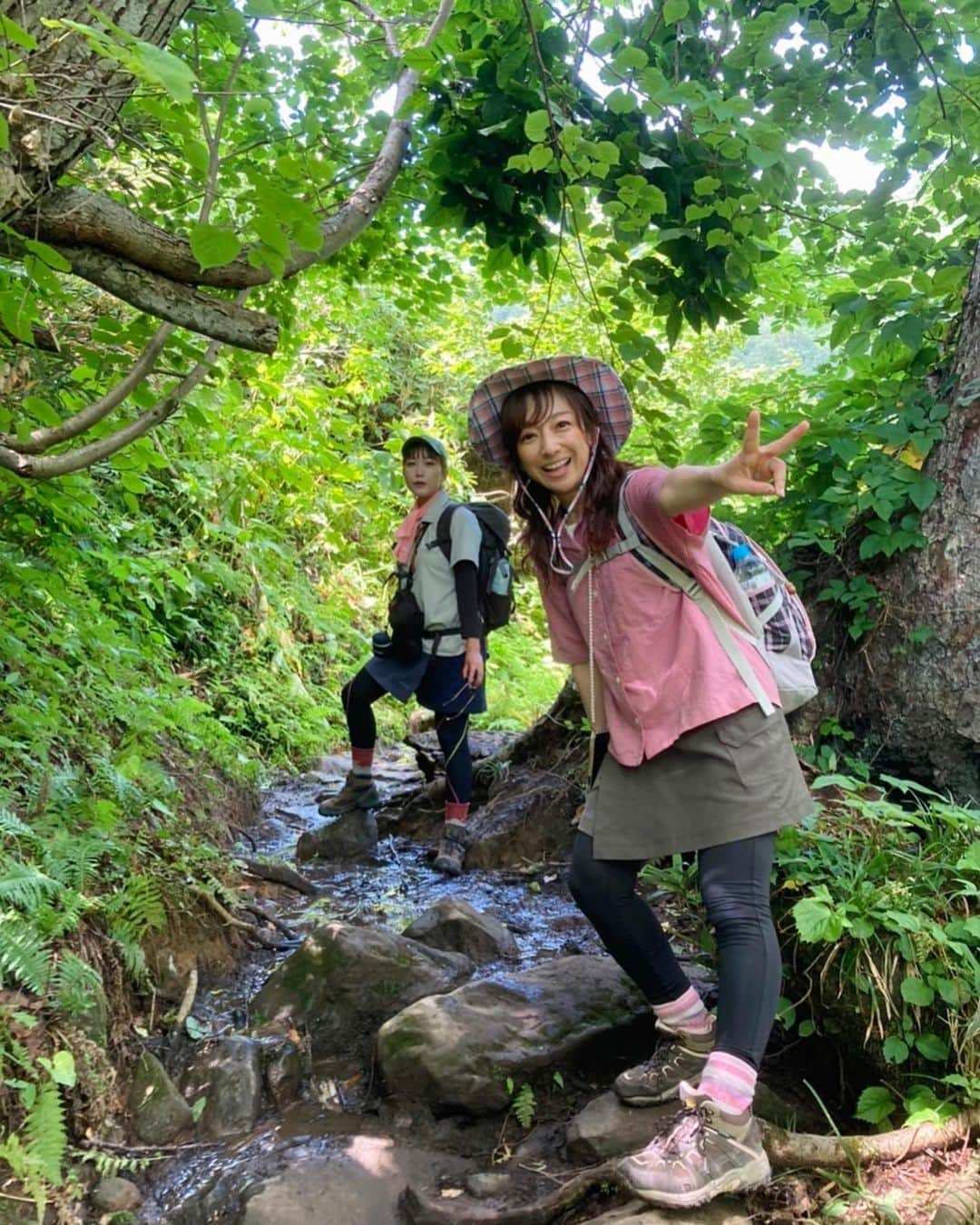 佐藤彩さんのインスタグラム写真 - (佐藤彩Instagram)「夏の思い出✨ 雨竜沼湿原へ行ってきました🙌  ウェザーセンターの近藤肇アナ 山ガールの堀内美里アナとともに 今年もお出かけです⛰ . . 緑いっぱいの夏の香り… 天国に近いイメージの景色…  少し高地に行くだけで 空気感が変わりますね🥹✨  心も穏やかな気持ちになれる時間でもあり ほとんどずっと、喋って笑って楽しんだ時間！笑  大量の汗はご愛嬌ですね😂 . . 最高のランチタイムは 大好きなカレー🍛 (みーちゃんのお陰🙌)  さらに！ 一緒に行ったディレクターさんからのサプライズプレゼント🍺 ノンアルビールに感激🥹！  あぁ、なんという贅沢…🤭  癒しの楽園サマータイムでした🥜  #夏の思い出 #北海道 #hokkaido #夏 #夏の北海道 #雨竜沼湿原 #雨竜町 #楽園 #山ガール #山好き #近藤さんがいるとお天気を詳しく教えてもらえる #みーちゃんがいると山情報たくさん教えてもらえる #ありがたい #トンボが指に止まった #いいことありそう #また行けたらいいな」8月28日 17時46分 - hbc_ayasato