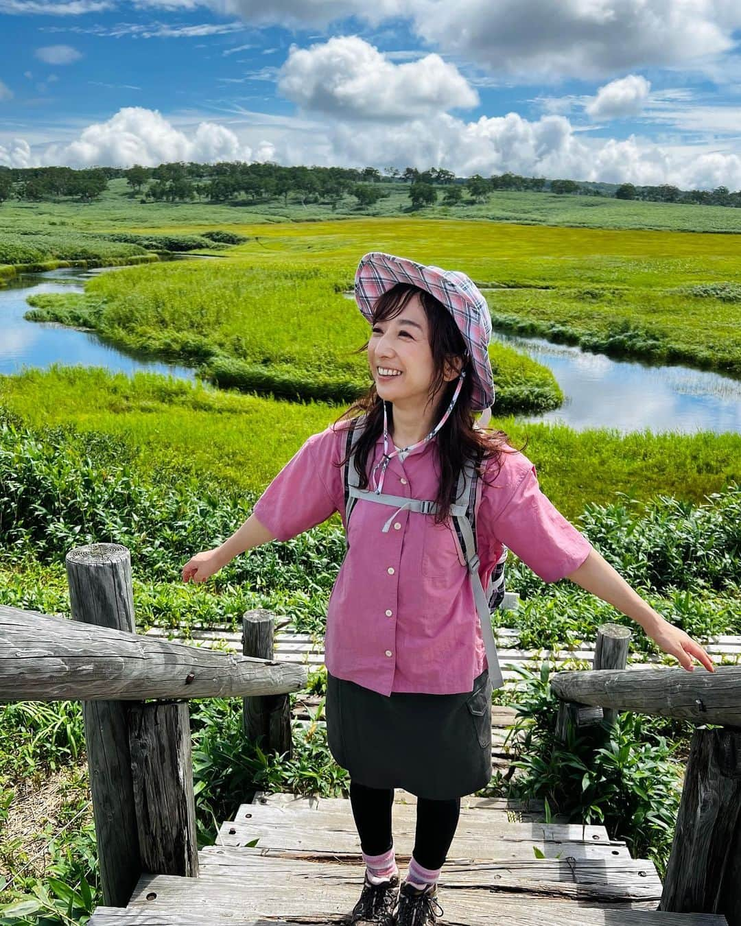 佐藤彩のインスタグラム：「夏の思い出✨ 雨竜沼湿原へ行ってきました🙌  ウェザーセンターの近藤肇アナ 山ガールの堀内美里アナとともに 今年もお出かけです⛰ . . 緑いっぱいの夏の香り… 天国に近いイメージの景色…  少し高地に行くだけで 空気感が変わりますね🥹✨  心も穏やかな気持ちになれる時間でもあり ほとんどずっと、喋って笑って楽しんだ時間！笑  大量の汗はご愛嬌ですね😂 . . 最高のランチタイムは 大好きなカレー🍛 (みーちゃんのお陰🙌)  さらに！ 一緒に行ったディレクターさんからのサプライズプレゼント🍺 ノンアルビールに感激🥹！  あぁ、なんという贅沢…🤭  癒しの楽園サマータイムでした🥜  #夏の思い出 #北海道 #hokkaido #夏 #夏の北海道 #雨竜沼湿原 #雨竜町 #楽園 #山ガール #山好き #近藤さんがいるとお天気を詳しく教えてもらえる #みーちゃんがいると山情報たくさん教えてもらえる #ありがたい #トンボが指に止まった #いいことありそう #また行けたらいいな」