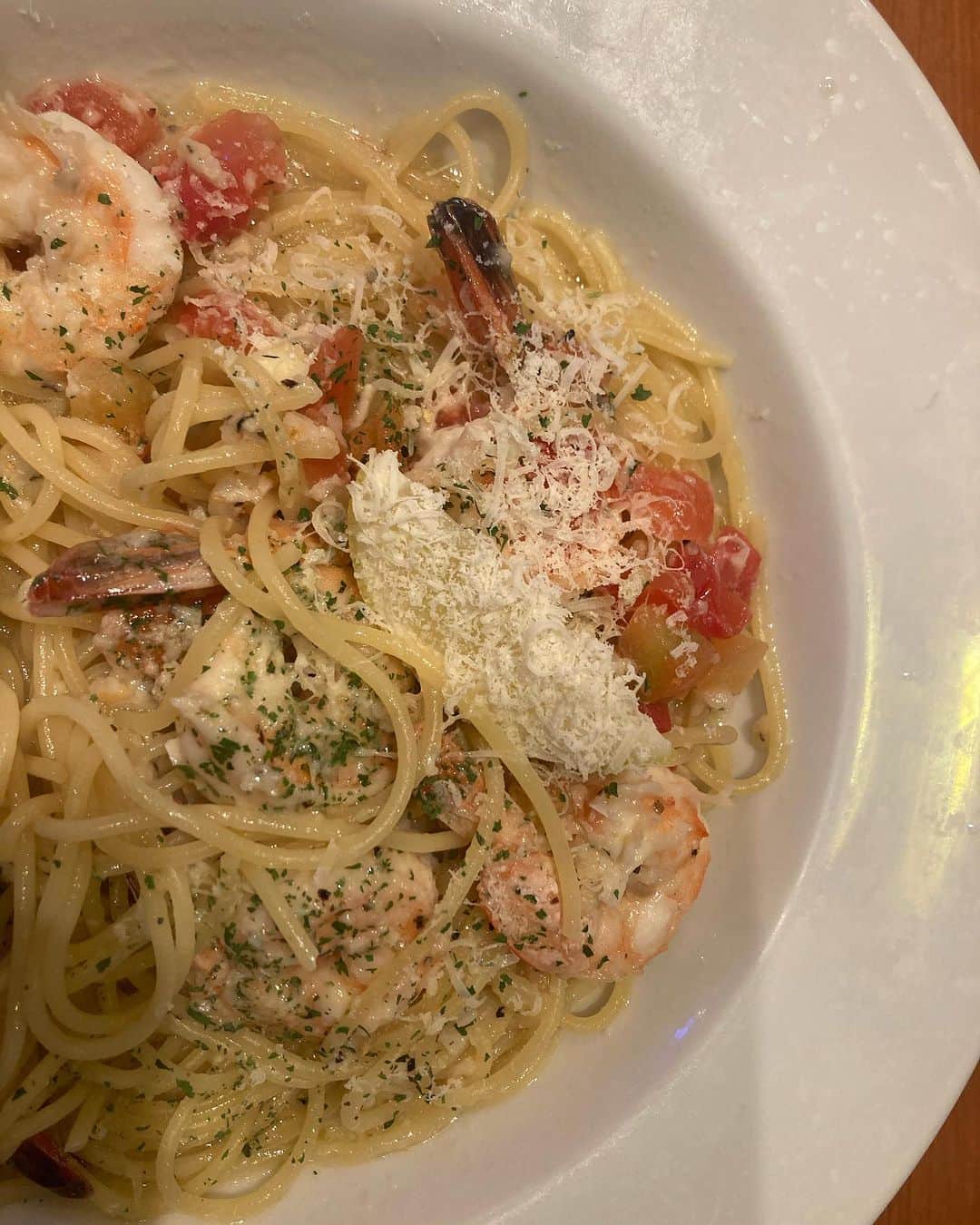 佐伯日菜子のインスタグラム：「このパスタすごいおいしかった！ ガーリックシュリンプっていい言葉だよねー チーズいっぱいかけてもらって、一部分レモンしっかり目に絞って一皿で幾つにも楽しめるの。 麺はついつい飲むように食べちゃうからよく噛むように心がけてる。 すぐ忘れるけど。 #パスタ #pasta  #スパゲッティ  #美味しかった  #麺 #麺スタグラム」