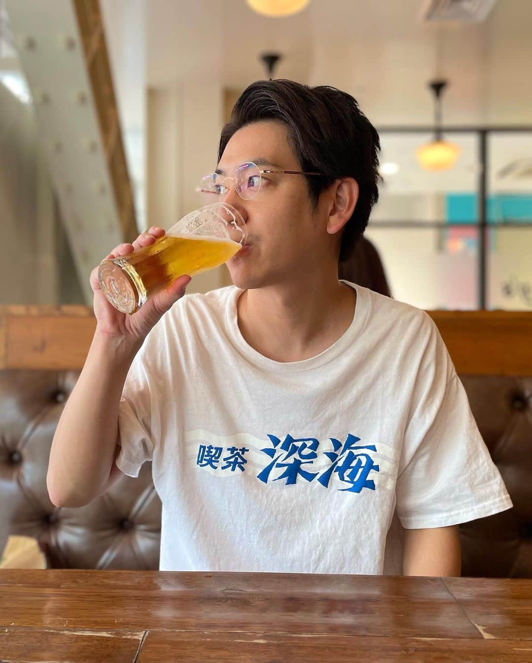 中込悠さんのインスタグラム写真 - (中込悠Instagram)「今日は 『ちょっとそこまで行くだけなのに小物とかもこだわって時間かかる人』。  動画で「そのTシャツなんですか！？」としょっちゅう聞かれる喫茶深海Tee。十条湯と併設のクールな喫茶店 @jujoyu_sento のものです。行ってみてね。  glasses:#mykita #maisonmargiela  tee:#喫茶深海  pants:#used  shoes:#birkenstocks #zürich  bag:#oldmanstailor   #古着  #メガネ  #ootd  #エレガント人生中込  #エレガント人生」8月28日 17時57分 - nakagomeu