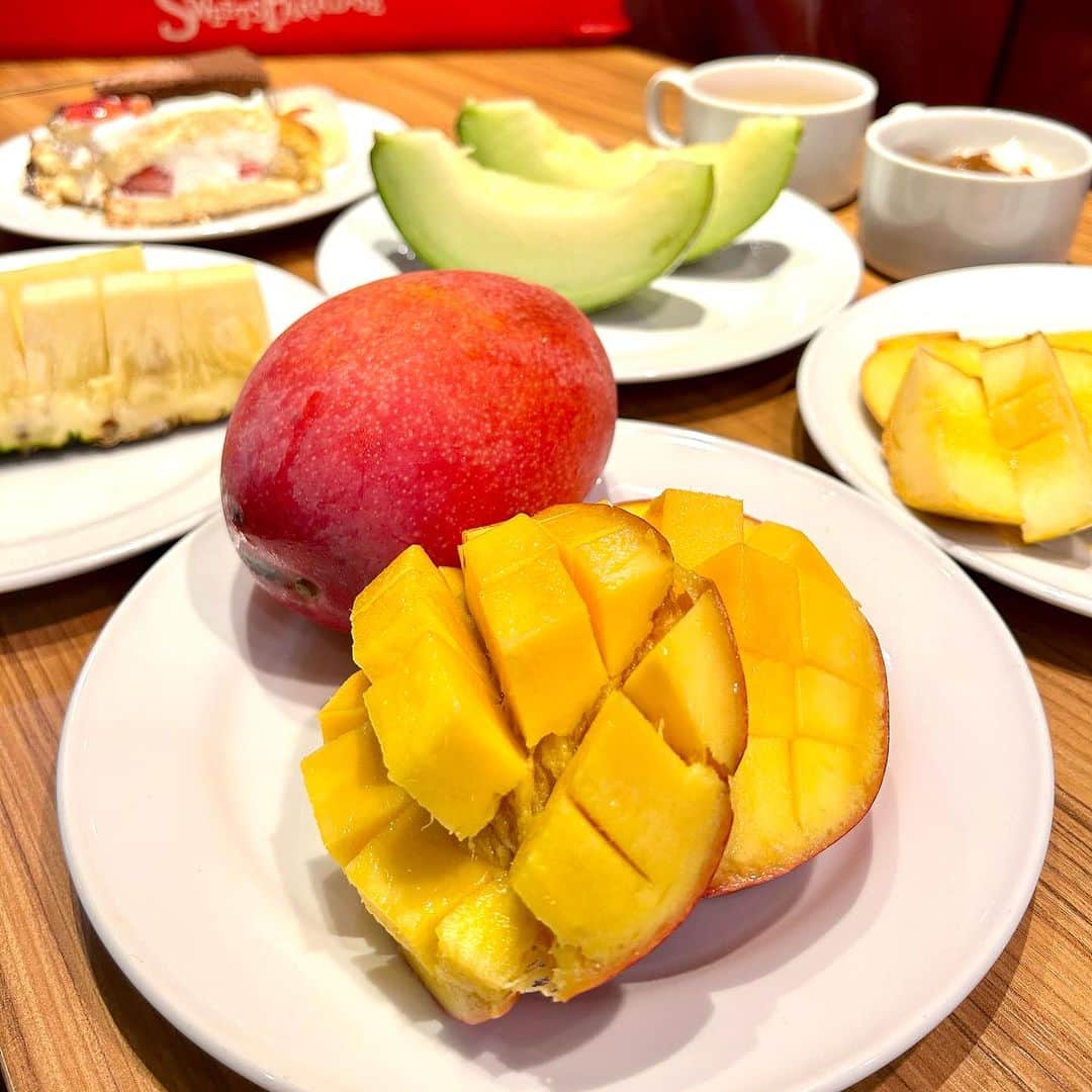 スイーツパラダイス公式（スイパラ）のインスタグラム：「#sweetsparadise  ✨メロン&マンゴー食べ放題開催中✨  今が食べごろの国産メロン&マンゴーを食べ放題でお届け🍈🥭  さらに、ファーストプレート限定で 「沖縄県産マンゴー」をお席までお持ちいたします🥭✨ ※アップルマンゴーまたはキーツマンゴーをお届けいたします  今が食べごろの夏フルーツ お好きなだけお楽しみください🤤✨  #スイパラ #スイーツパラダイス #スイーツ #フルーツ #食べ放題 #cakes #sweets」