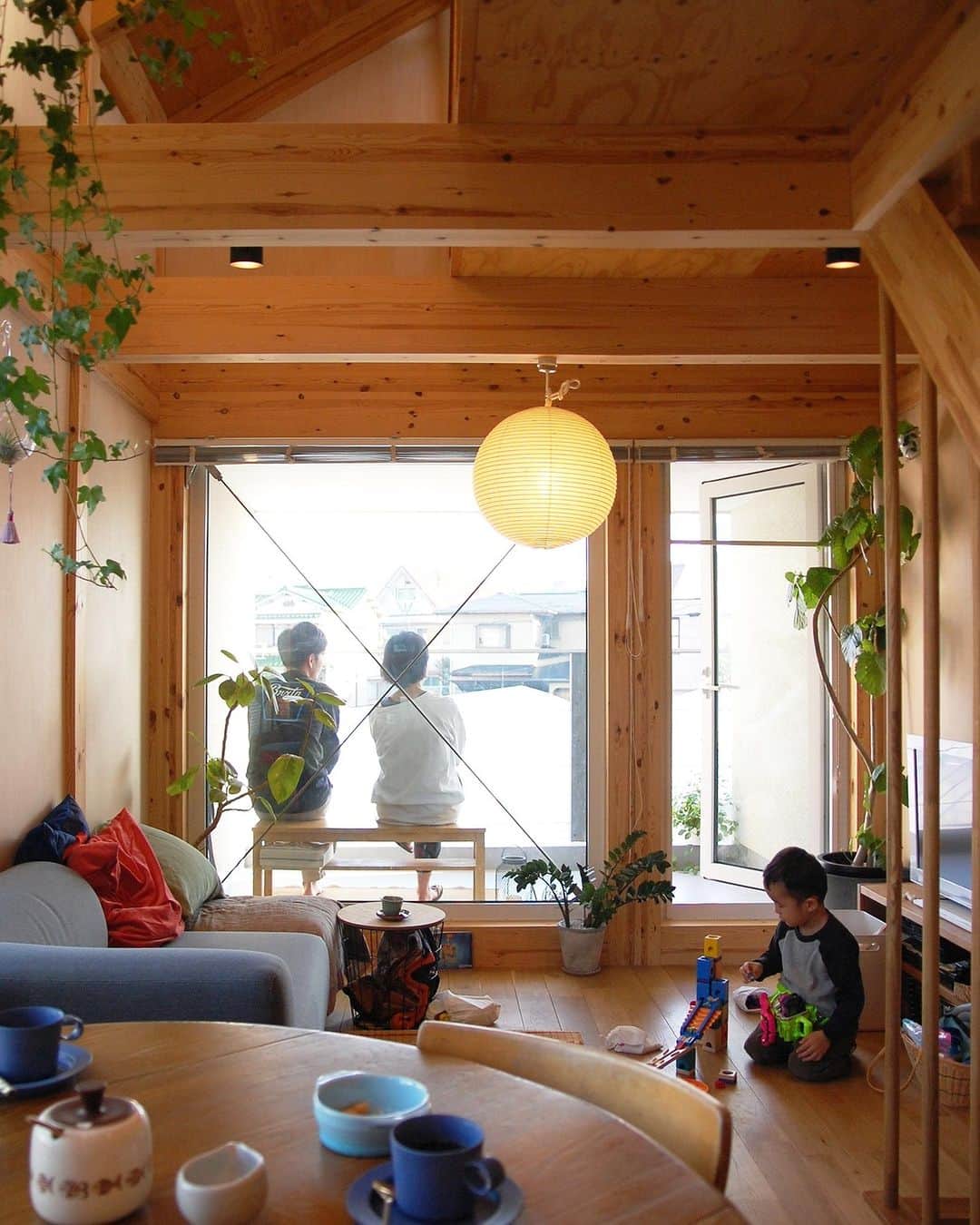 田中工務店／大阪／木の家のインスタグラム：「. 子どもとの時間も夫婦の時間も大切にできる 暖かい木の家。  忙しい毎日にも 大切な時間を、ほっと一息つける時間を 忘れることなくもたらしてくれる。  #tanakakomuten_kurashi   すべての人に、豊かな人生を。 @tanaka.komuten は、大切な人との豊かな時間という価値を、設計士とつくる木の家づくりを通してお客様にお届けしたい、大阪北摂・吹田市にある工務店です。ぜひフォローください🤲🏻✨  誰も教えてくれない『住まいのレシピ』をメルマガ📮で好評発信中。詳細は @sumai.no.recipe をご覧ください。  #工務店がつくる家 #家づくり記録 #家づくりアイデア #暮らしの記録 #田舎暮らし #木の家 #家づくり記録 #家づくりアイデア #暮らしの記録 #田舎暮らし #育児日記 #北摂ママ #ベビスタグラム #部屋作り #おうちづくり #注文住宅 #大阪注文住宅 #新築 #マイホーム #マイホーム ＃玄関ドア ＃吹き付け  @hokusetsu_camp 絶賛応援中 北摂でキャンプをしよう🏕✨」