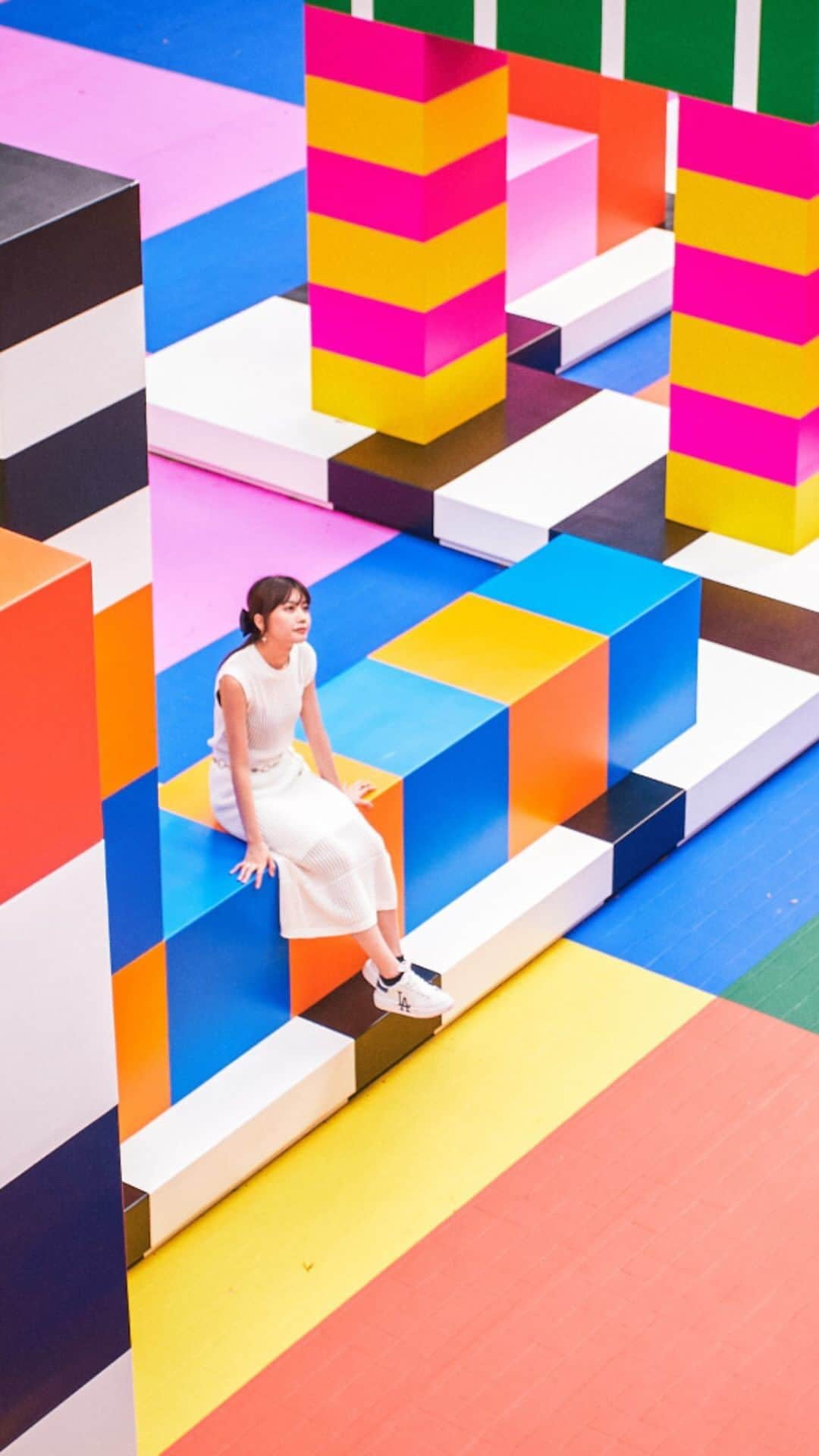 Discover Hong Kongのインスタグラム：「🎨As part of #ddHK, seven sets of meticulously designed art installations by international and local creative teams will pop up in various corners of Tsuen Wan along a unique walking route.👣 Remember to capture some photos with these limited-time art pieces!🤳🏻 The event also offers free themed guided tours, music performances🎶, cultural and art workshops, and a series of entertaining activities. Find out more at https://bit.ly/45i0kQ1 !   Design District Hong Kong (#ddHK) – Vivid Tsuen Wan 📅: Now until 14 September 2023  🎨創意旅遊項目「#ddHK 設計 #香港地」今年就以「藝遊未盡・荃灣」為主題，7組由國際同本地創作單位精心設計嘅藝術裝置，將會喺荃灣唔同角落出現，串連成獨特嘅散步路線！👣大家記得去打卡影相🤳🏻，唔好錯過呢一系列期間限定嘅藝術品喇！活動另設免費主題導賞、音樂表演🎶、文化藝術工作坊等一系列富趣味嘅活動，即去 https://bit.ly/3YN9JfZ 睇詳情啦！   #ddHK 設計#香港地 – 藝遊未盡・荃灣 📅：即日至9月14日  #TsuenWan #HelloHongKong #DiscoverHongKong  👣🎨👣🎨👣🎨👣🎨👣🎨👣🎨👣🎨👣🎨👣🎨 Hong Kong welcomes you✈️! Now travellers can get ‘Hong Kong Goodies’ 🛍️vouchers including one FREE welcome drink🍸 in the hottest bars! Check out the details here: bit.ly/HelloHKgoodiesEN. Hope to see you all soon! 香港歡迎你✈️！而家遊客仲可以享用「香港有禮🛍️」消費優惠券，去得獎酒吧免費飲返杯🍸🍹！詳情請留意 bit.ly/HelloHKgoodiesTC」