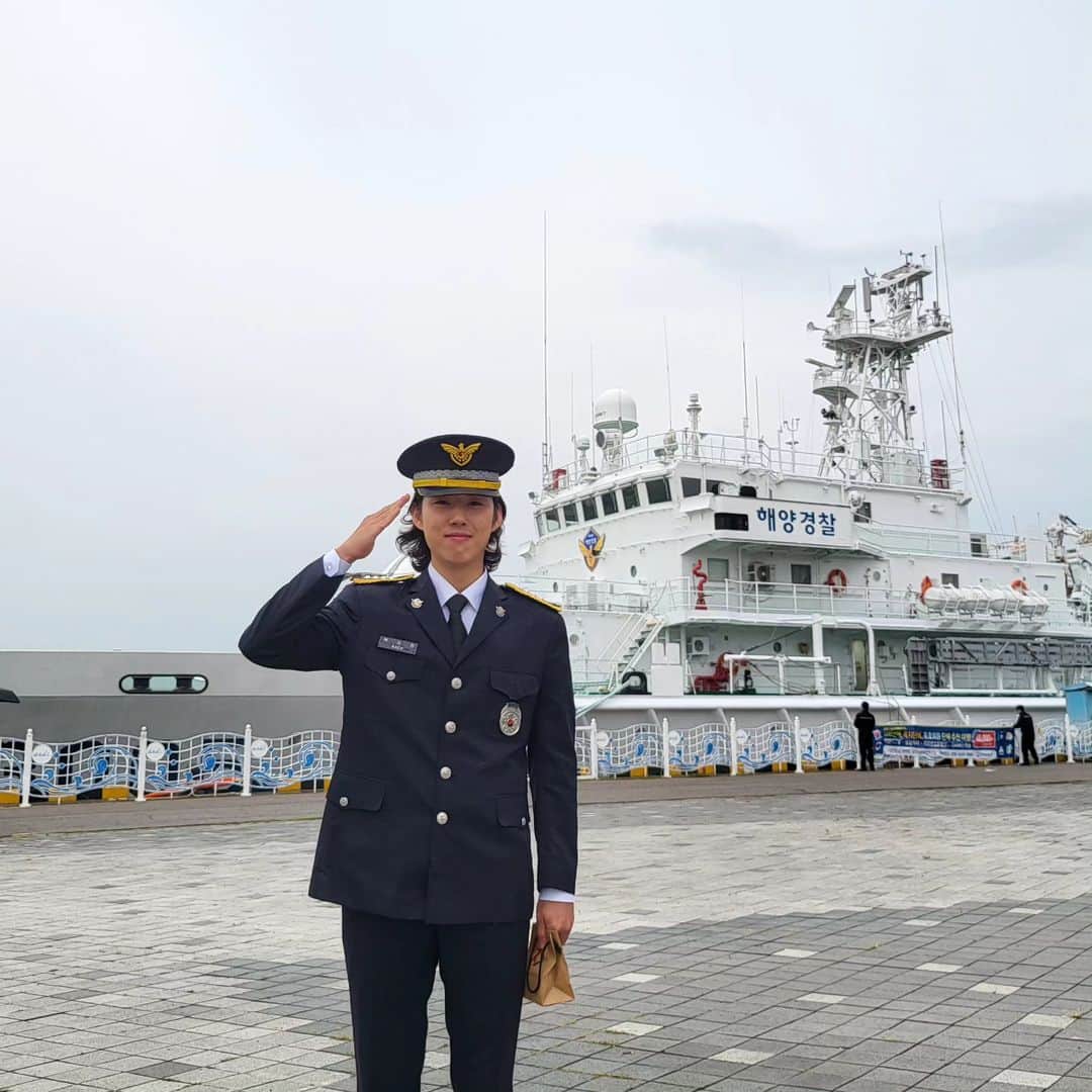 ペク・ソンヒョンのインスタグラム：「해양경찰의 70주년을 진심으로 축하드립니다!!! 우리의 바다와 국민을 수호하는 대한민국 해양경찰을 응원합니다!!!  #해양경찰 #70주년기념 #kcg #해양경찰의날」