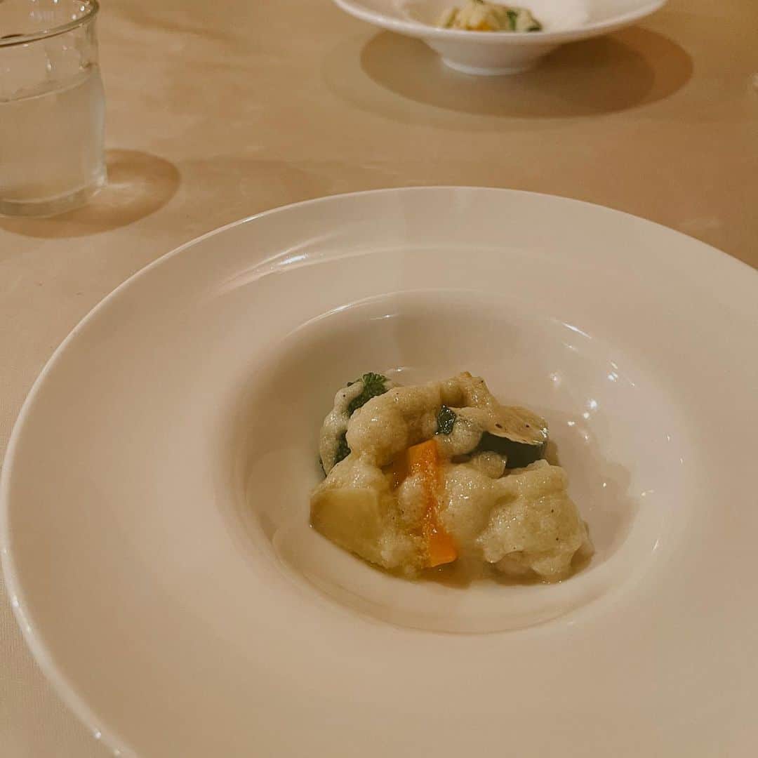 Love_Lifeのインスタグラム：「先日、古町にあるイタリア料理店 LA MOLLICAさんへ  ディズニーシーみたいな外観がめちゃくちゃ素敵で隠れ家的な場所  落ち着居た空間での美味しい料理が最高に良かったです😋  ランチAにしたのですが、個人的に1枚目のサラダが好きでした🥕🧅🍠  また行きたい場所🕌  #新潟ランチ #新潟グルメ  #新潟 #新潟市」