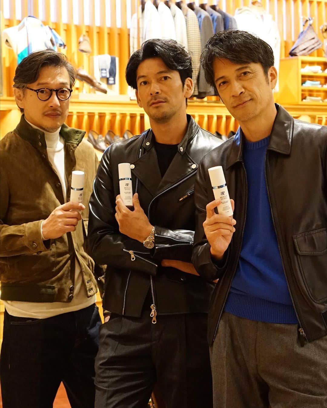 久保田裕之のインスタグラム：「あのBEAMSから初のメンズコスメが😄 @beams_official iPS細胞培養上清液を配合していて、肌にハリを与えてくれる！ ケアは重要です😆 化粧品の香りって僕の中で重要で、この香りはキツ過ぎず…ラグジュアリーな香り。  香りって重要ですもんね😏  #brilladipiu #ブリッラディピュウ #iPS細胞培養上清液 #pr#革ジャン#おじさん達のTikTok #model #モデル #久保田裕之  @beams_official  @junpei_kobayashi  @naoki_1970  @__shotaro__」