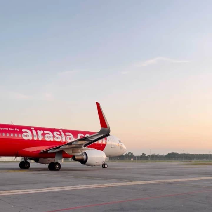 AirAsia (公式) のインスタグラム：「オプション追加で、旅をプレミアムに✨   エアアジアの追加サービス、 『プレミアムフレックス』  ご購入いただくと 最前列のシートが選べたり、 優先搭乗ができたりと、 まさにプレミアムな旅を体験できます🛫  さらに、予約変更が2回まで無料できるのも嬉しい！  こちらのプレミアムフレックスのサービスが、 今ならキャンペーン価格でお得に！  【マニラ、セブ行き🎫】 通常の80％以上オフとなる2,900円～  【バンコク、クアラプール行き🎫】 半額以下の7,900円～   キャンペーンは下記の期間限定です📆   予約期間：2023年8月28日～9月3日 旅行期間：2023年8月28日～2024年3月31日  ※その他ご利用規約あり。   この機会にぜひ、プレミアムな旅をお楽しみください💛  #海外旅行 #女子旅 #家族旅行 #学生旅行 #lcc #バンコク旅行 #クアラルンプール旅行 #マニラ旅行  #セブ旅行 #FlyAirAsia #エアアジア」