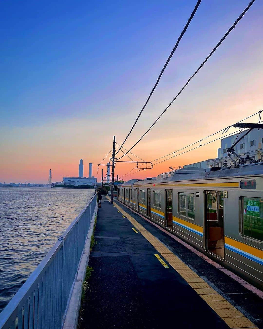 横浜市さんのインスタグラム写真 - (横浜市Instagram)「Seaside ride! 🚃 Photo: @kusatch  #myyokohama   #yokohama #darlingescapes #beautifuldestinations #artofvisuals #somewheremagazine #discoverglobe #travelawesome #passionpassport #lovejapan #explorejapan #japanlife #japanfocus #japan_vacations #japanrevealed #よこはま #ヨコハマ #横浜」8月28日 18時00分 - findyouryokohama_japan