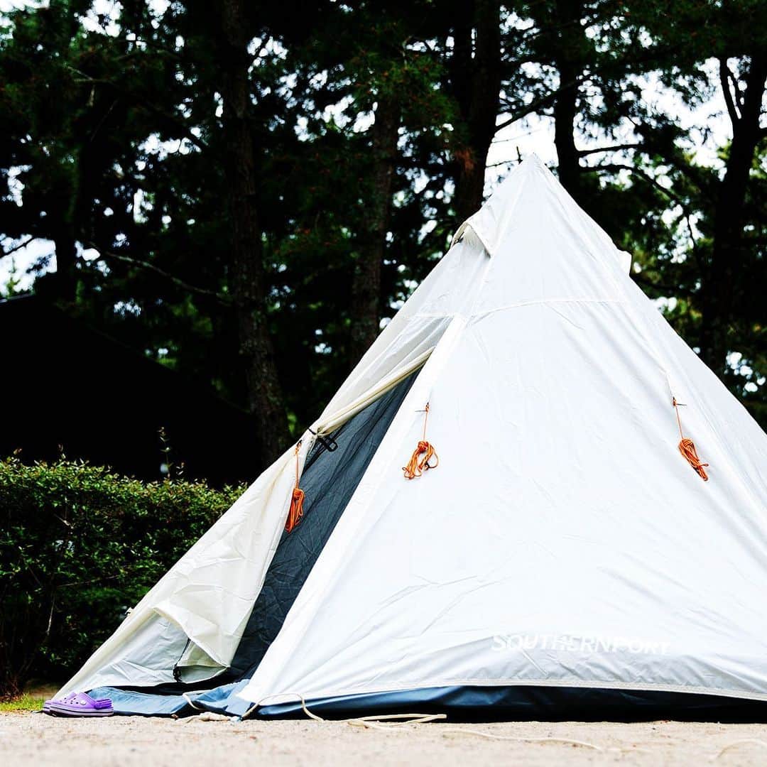キャンプ情報サイト［ランタン］さんのインスタグラム写真 - (キャンプ情報サイト［ランタン］Instagram)「CAMP SMILE STYLE ／ 父から受け継いだランタンが今日も家族を照らす。 不便を楽しむファミリーキャンプ ＼ いろんなキャンパーのキャンプスタイルを現地取材と一般キャンパーからの投稿で数多く掲載してます。 . . 詳しくは @lantern.camp webサイトをご覧ください . . #camp #camping #camplife #outdoor #travel #trip #lantern_smile #キャンプ #キャンプ用品 #アウトドア #テント #自然 #旅行 #キャンプ初心者 #キャンプ好きな人と繋がりたい #アウトドア好きな人と繋がりたい #camper #外遊び #キャンプスタイル #マイアミ浜オートキャンプ場 #ファミリーキャンプ #ファミキャン #SnowPeak #スノーピーク #Campinggaz #キャンピングガス #ランタン #手斧」8月28日 18時00分 - lantern.camp