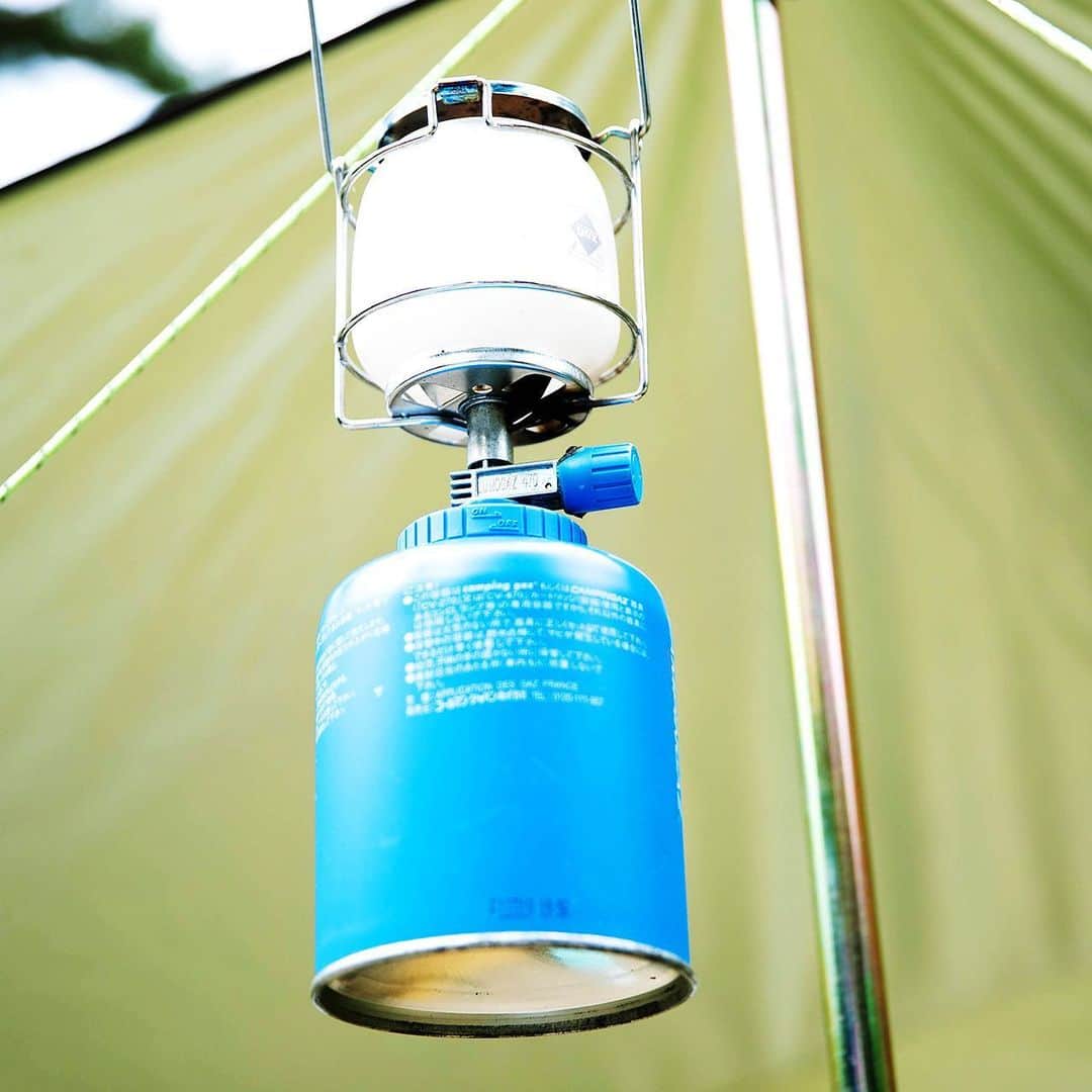 キャンプ情報サイト［ランタン］のインスタグラム：「CAMP SMILE STYLE ／ 父から受け継いだランタンが今日も家族を照らす。 不便を楽しむファミリーキャンプ ＼ いろんなキャンパーのキャンプスタイルを現地取材と一般キャンパーからの投稿で数多く掲載してます。 . . 詳しくは @lantern.camp webサイトをご覧ください . . #camp #camping #camplife #outdoor #travel #trip #lantern_smile #キャンプ #キャンプ用品 #アウトドア #テント #自然 #旅行 #キャンプ初心者 #キャンプ好きな人と繋がりたい #アウトドア好きな人と繋がりたい #camper #外遊び #キャンプスタイル #マイアミ浜オートキャンプ場 #ファミリーキャンプ #ファミキャン #SnowPeak #スノーピーク #Campinggaz #キャンピングガス #ランタン #手斧」