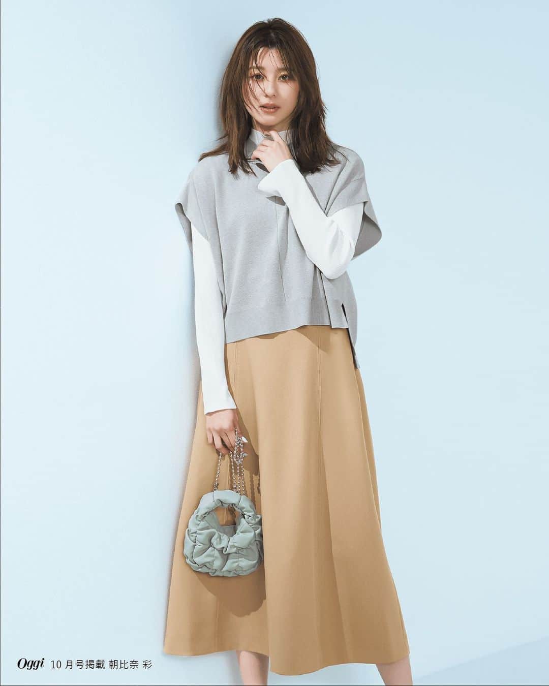 NATURAL BEAUTY BASICのインスタグラム：「大好評発売中のOggi10月号にて 朝比奈 彩さんが素敵に着こなしてくださっています✨   働く30歳からの秋は、スタイリッシュカジュアルが気分！ 〝NATURAL BEAUTY BASIC〟で始める、 きれいめシンプル派の秋   洗練されたトレンド感がありつつも、 自分らしく着こなせる。 働く女性のステディブランド 〝ナチュラルビューティーベーシック〟ならではの シンプルな大人カジュアルをつくる、 8つの名品をご紹介します。   Pick up Item 2.3.Knit Setup&Flared Skirt  グレー＆キャメルでつくる、優しい秋のコントラスト。 ニットセットアップとフレアスカートでたおやかに   ■ニットベスト×シアーリブトップスＦＷ ¥10,890 tax in size:FR color:クロ×シロ/チャコール/グレー×シロ/オフ #0173270904  ■＜ウーリッシュカルゼシリーズ＞切替フレアスカート ¥9,460 tax in size:S/M/PS color:クロ/オフベージュ/キャメル/バーガンディ(bdONLINE限定色) #0173220814   #朝比奈彩 さん #Oggi #Oggi掲載 #Oggi10月号掲載 #ニットベスト #フレアスカート #スタイリッシュ #秋コーデ #お出かけコーデ #オフィスコーデ #オフィスカジュアル #通勤コーデ #大人可愛い #カラーコーデ  #着回しコーデ #きれいめカジュアル  #ベーシックコーデ #ベーシック #ナチュラルコーデ #トレンドスタイル #シンプルコーデ #ナチュラルビューティーベーシック #naturalbeautybasic」