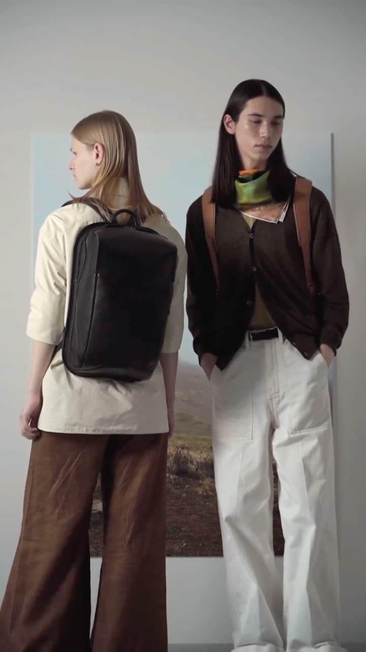 土屋鞄のインスタグラム：「素材へのこだわり、使い心地の追求、他にない独創的なデザイン——  他にはない特別な輝きを放つ「TSUCHIYA バックパック」と「OTONA RANDSEL」シリーズ。  #OTONARANDSEL #TSUCHIYAバックパック #土屋鞄 #革 #革鞄 #革製品 #オトナランドセル #バックパック #leather #leatherbag #backpack #craftsmanship #creativity #timeless #madeinjapan #TSUCHIYAKABAN」