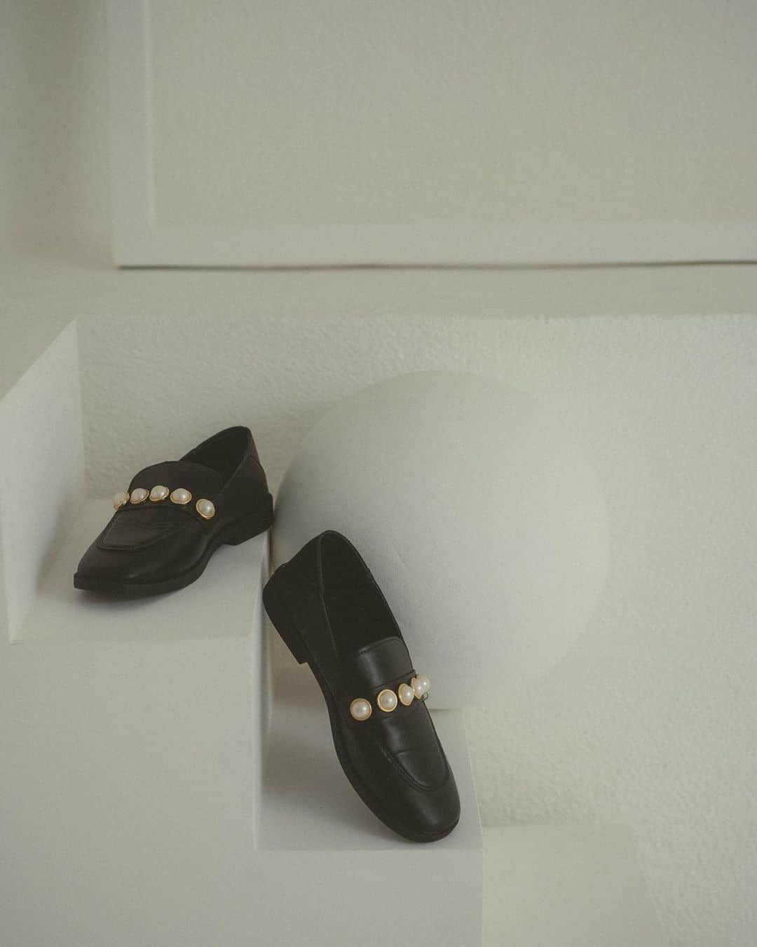 Vannie Officialのインスタグラム：「23 A/W Collection .  ︎︎  perl loafers black ¥4,950(tax in)  ︎︎ #vannie_u」