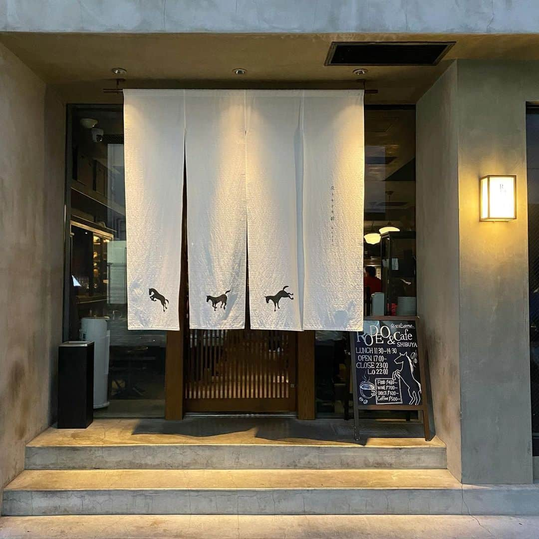 岩下真奈さんのインスタグラム写真 - (岩下真奈Instagram)「2023.08.28 #gourmet 🍽 * 📍RODEO & Cafe . . ずっと行きたかったお店やっと行けた🍝🤍 . ここのボロネーゼが絶品すぎて…💫 . 和牛ハンバーグを1度炭火焼きして、 それだけでも絶対美味しいのに パスタの上でほぐしてしまうの♡🥹♡ . それも目の前で、最後チーズぎゃんぎゃんにかけるまで パフォーマンスしてくれるよ🤍動画も載せた!!🧀 . 本当に美味しくてほっぺ落ちまくりだった。 . しかも他のメニューも負けず劣らず美味しい!!! ポテトサラダもカルパッチョもワインも…！ 特に蝦夷鹿の美味しさには衝撃を受けた💥 . ジビエ料理もまだまだ広げられそう🦌⸝⋆ . 私の最高グルメライフは始まったばかりだ…‼️❤️‍🔥 . . . 🚉渋谷駅から徒歩9分🚶‍♀️ . . . #渋谷グルメ #渋谷ディナー #rodeo #rodeoandcafe #穴場グルメ #炭火焼き #ミートスパゲティ #おいしいもの好きな人と繋がりたい  #model #lunch #cafe #dinner #蝦夷鹿 #ジビエ #ロデオ #おすすめグルメ #グルメ女子 #グルメ好きな人と繋がりたい #インフルエンサー #広告モデル #撮影依頼募集中 #フリーランス #モデル #タレント #お仕事依頼受付中 #おしゃれさんと繋がりたい #カフェ好きな人と繋がりたい #邦ロック好きな人と繋がりたい #美容好きな人と繋がりたい」8月28日 18時01分 - mana_mdleam