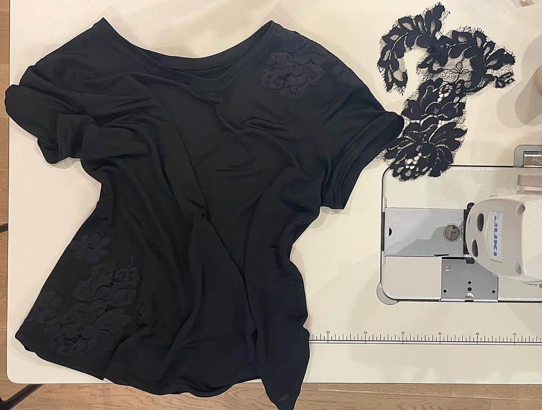 のインスタグラム：「シルクのジャージーニット素材のTシャツ。アクセントにパリ輸入のリバーレースを肩と脇裾にあしらったデザインです。 滑らかで、高級な艶感が美しい素材は素肌に心地良く触れて1日中快適🥹🖤 ECショップからは white x ivory, または black x navy の2色展開をご用意しておりますが写真のようにカスタムカラーでもお作り頂けます。 詳しくはお問い合わせ下さい♡  #chiyonoanne #silkTshirt #チヨノアン #シルクTシャツ」
