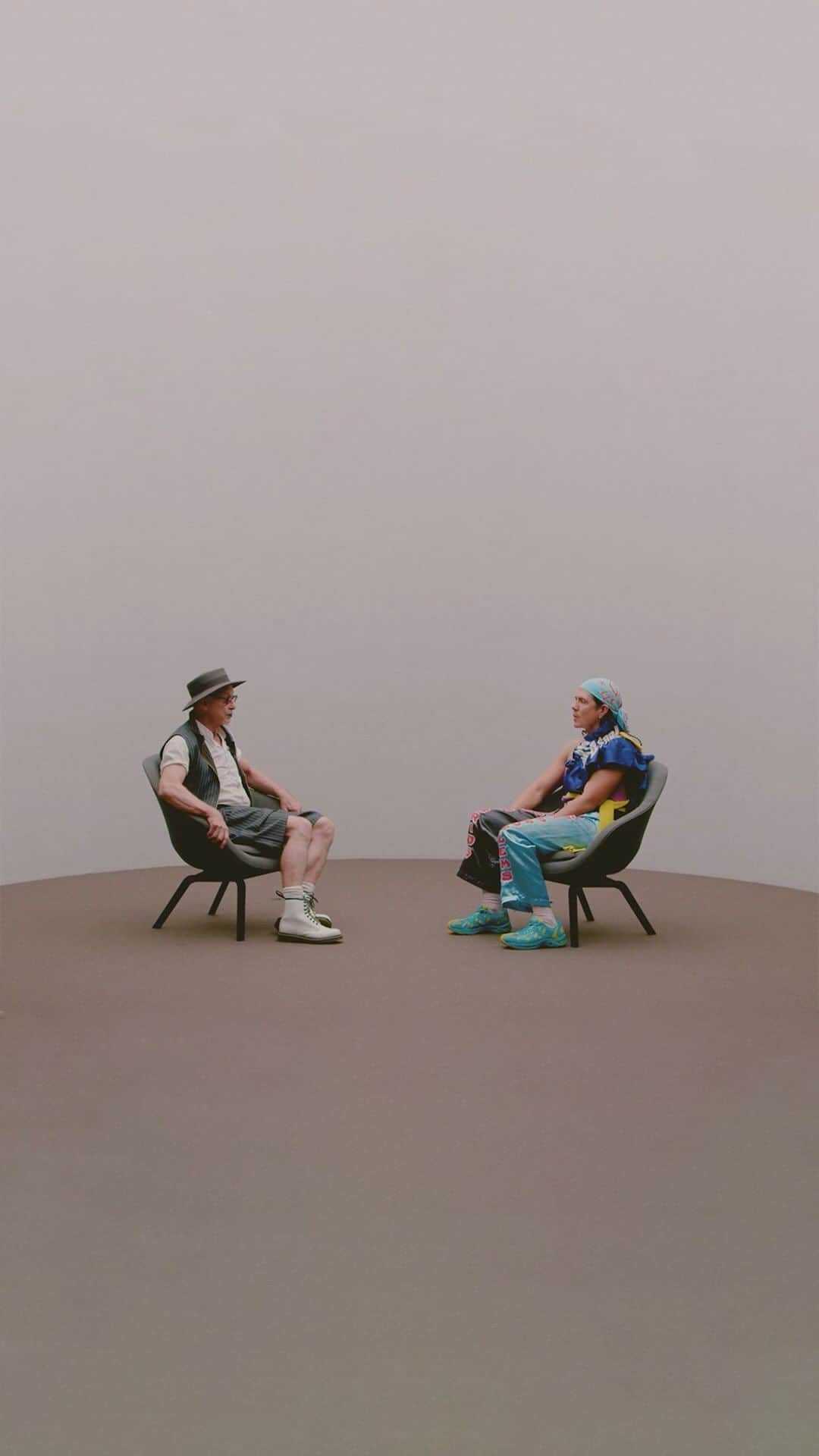 パワーハウスミュージアムのインスタグラム：「‘I think that masks are often thought of as concealing whereas we use them to reveal’ – Gary Carsley   Queer artists Gary Carsley and Justin Shoulder discuss their shared paths, first as teacher and student challenging conventions, later as artists with unique practices. They reflect on important points of intersection: a deep respect for Indigenous sovereignty, a concern to nurture queer community, a commitment to the processes of making, and the use of masks to reveal meanings.   Watch the full conversation - Link in bio.  Produced by Powerhouse Studio.  #AbsolutelyQueer #TheAgeWeAreIn」
