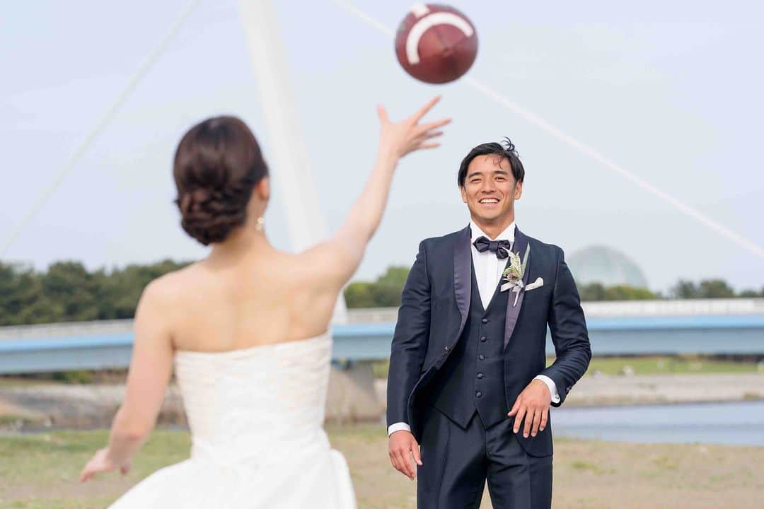 ラヴィ•ファクトリーさんのインスタグラム写真 - (ラヴィ•ファクトリーInstagram)「. 【写真で叶える結婚式】 . お揃いのユニフォームを纏って おふたりらしいフォトウェディング🏉  一生の思い出に残るウェディングフォトには おふたりの好きなものを詰め込みたいですよね✨  . —————— ラヴィファクトリー:@tokyo_laviephotography Photographer: @izmgraph AREA:JAPAN,TOKYO —————— @laviefactoryをフォローして #laviefactory #ラヴィファクトリー のハッシュタグをつけて お写真を投稿してみてくださいね✳︎ . こちらの公式IG（@laviefactory） で取り上げさせていただきます✨ . 思わず笑顔になれるハートのある 「家族写真」はラヴィクルール* >>>@laviecouleur_official . #wedding #weddingphotography #photo #ハートのある写真 #instawedding #結婚写真 #ウェディング #ウェディングフォト #撮影指示書 #ロケーションフォト #前撮り #写真好きな人と繋がりたい #フォトウェディング #卒花 #後撮り #ウェディングニュース #前撮り小物 #前撮りフォト #前撮りアイテム #ウェディング撮影 #撮影構図 #前撮りアイディア #撮影指示書 #花嫁コーディネート #花嫁コーデ #洋装ロケフォト #ラグビーフォト #和装フォト」8月28日 18時03分 - laviefactory