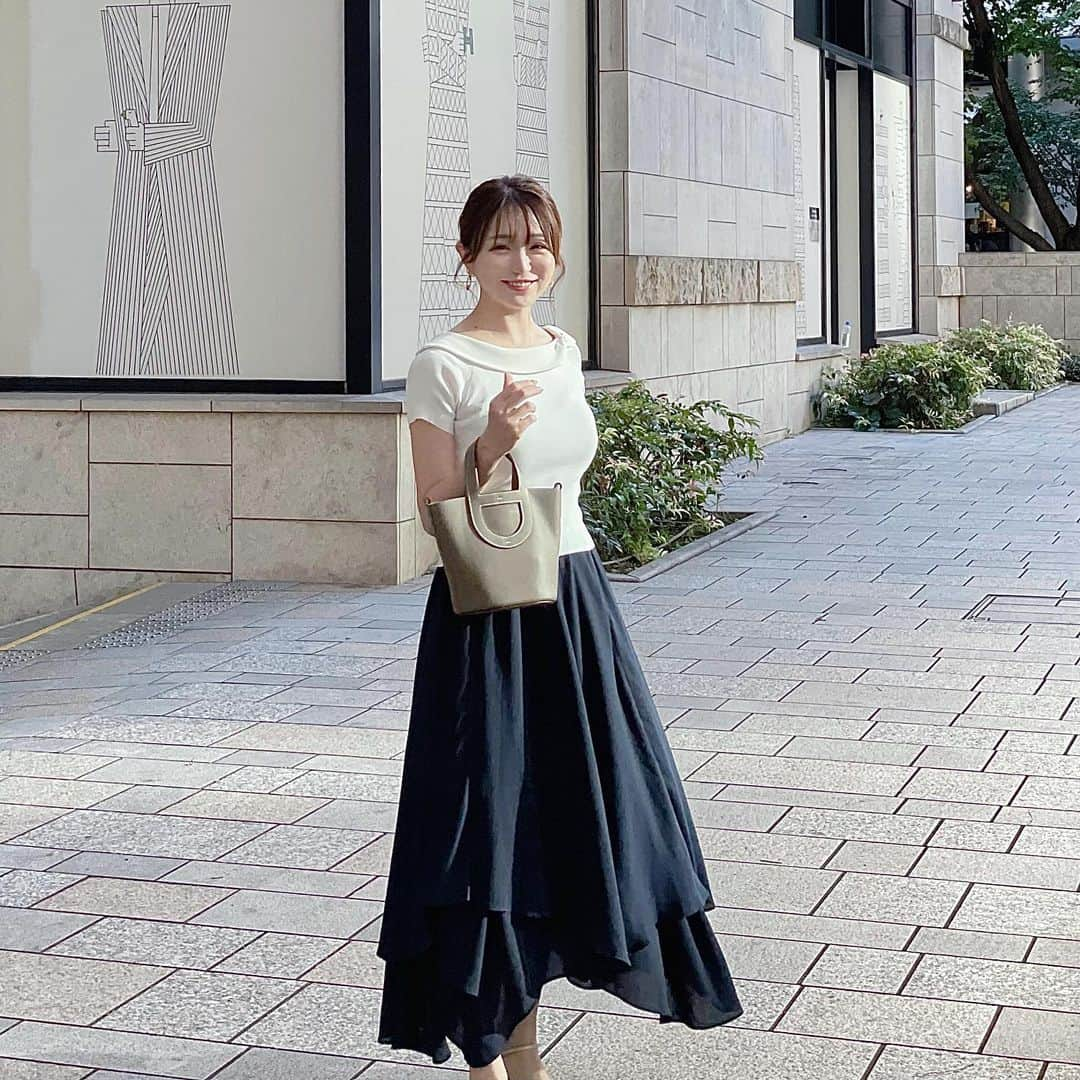 松岡里枝のインスタグラム：「週末はお買い物♡ と言っても、ベビー服やベビー用品、 ワンちゃん服などばかりで 気づけば自分達の物は買ってなくて👶🏻🐶  購入品はまた投稿します🥰🫶🏻  そして、久々の私服コーデです♡  トップス @efla_official (販売終了) スカート @efla_official (再販中🔥) バッグ @hermes  シューズ @dianashoespress   ふわふわに広がって可愛い ランダムフリルスカート、再入荷中です💗 ホワイトは完売ですが、ネイビーとモカは在庫有りです🫧 ウエストゴムだから産後も履けるスカート💕 秋冬はニット合わせなども◎  娘ちゃんもお洒落しました❤️  #efla #エフラ #hermes #エルメス #インザループ #六本木ヒルズ #お台場」