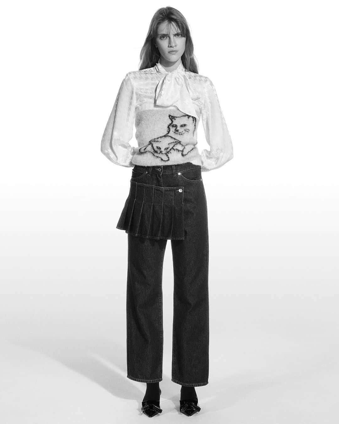 エムエスジーエムのインスタグラム：「FREEDOM, EMPATHY, LOVE ® straight-leg jeans with skirt-effect front detail from the new #MSGMPrefall23 collection, now available online and in stores - @massimogiorgetti」