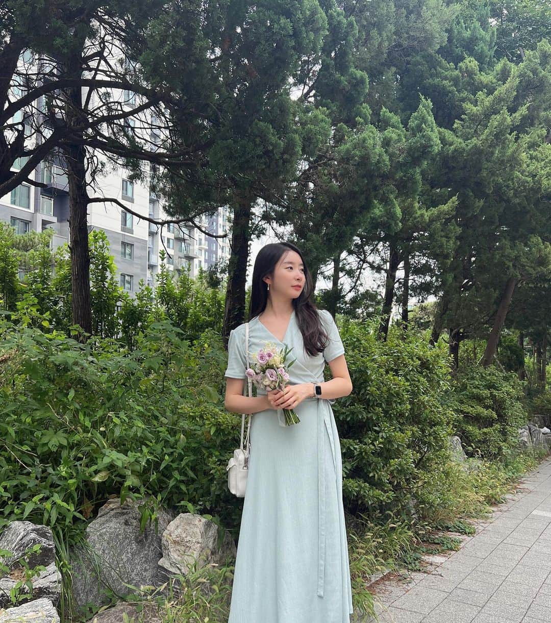 ガヨン のインスタグラム：「세번째 받는 부케💐💕 부케 받고 6개월 안에 못 가면 3년 동안 못 간다는(?) 부케 미신이 있지만,, 소중한 사람들 부케는 받아요~ 근데 3년 전 내 소중한 친구들의 부케를 받을땐 어차피 3년 안에 갈 일 없을거 같아서 맘편히 받았는데 이젠 나이도 있으니 6개월마다 받아서 연장해야하나 싶네😂ㅋㅋㅋ 암튼 넘 착하고 예쁜 소중한 울 언니 행복해야해🩵  @ame___official #엠므 #엠므원피스 #ootd」