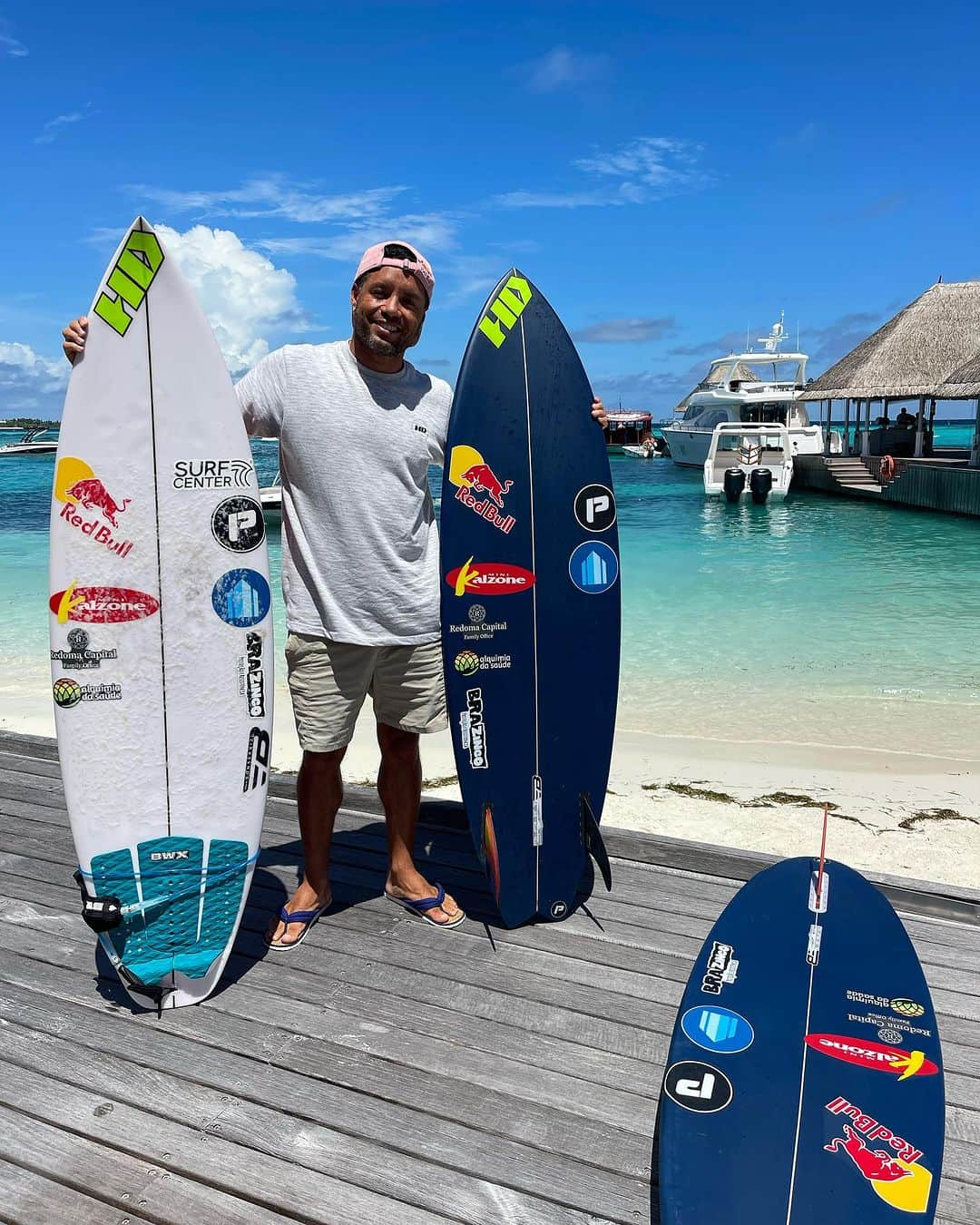 アドリアーノ・デ・ソウザのインスタグラム：「He Maldivas 🇲🇻 mais 1 ano você foi especial.  ✅Boat Trip do Capitão concluida com sucesso em 2023.  ✅ @fsmaldives Surfing Trophy concluido com sucesso.  ✅ Viagem da vida com a @giovannamburigo   📷 @aosmidia_ @ammaday360 @henriquepinguim @bluebarrelboy」