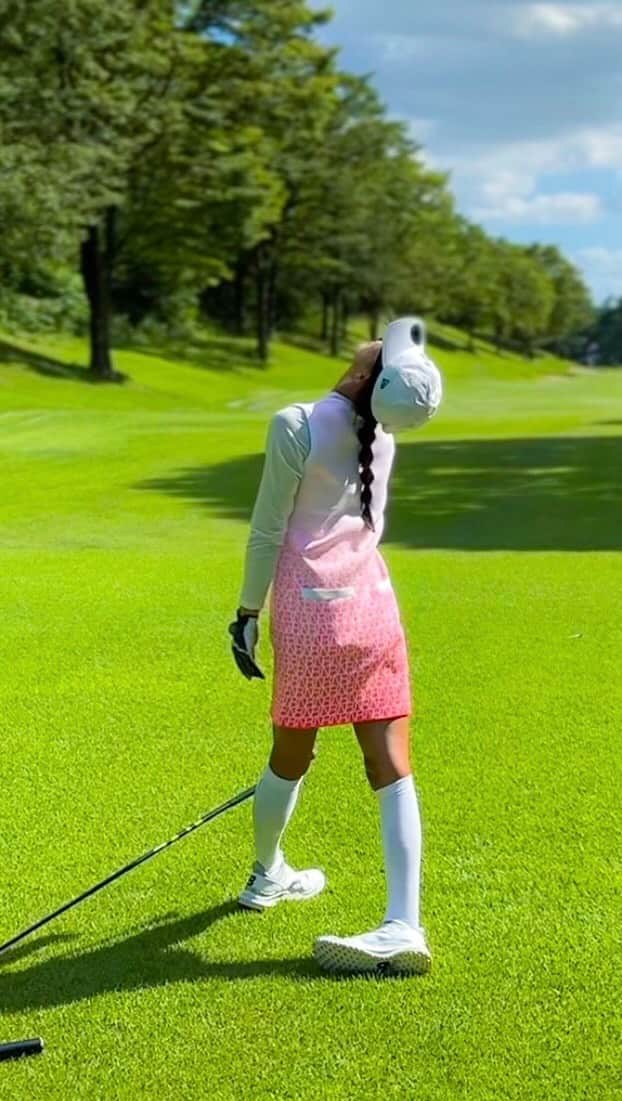 坪井ミサトのインスタグラム：「久々のゴルフリール⛳️  この日は絶不調でドライバーが 一度も思うように打たらなかった！笑  調子いいと思ったら 急に崩れる、、、 ゴルフって面白いよね😂  前日はドライバー240ヤード 飛んでたんだよ！！笑 信じられない🙄  早くベストでますよーに🙏  可愛いウェア @newbalancegolf_japan 💖  ______  ゴルフコンペ開催決定⛳️  日程：9/15（金）9時15分集合 場所：太平洋美野里コース 人数：40名  豪華景品や 様々な職種の方が集まる予定ですので ぜひお越しください✨  申し込みはハイライトへ☺️  #golf #golfwear #ゴルフ #ゴルフ女子 #newbalance」