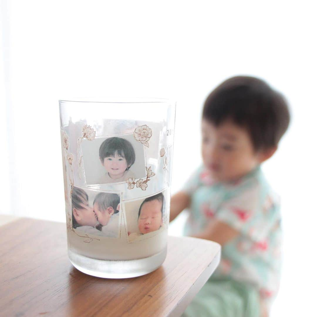 Babyful Storeさんのインスタグラム写真 - (Babyful StoreInstagram)「敬老の日おすすめギフト  こんにちは、べビフルです👶 敬老の日に人気の商品「グラス」を紹介します！  こちらの商品は、透明なグラスに選べるテンプレートデザインと写真が入れられます。 透明なグラスなので涼しげで、まだまだ暑い今の時期にもピッタリ。  グラスに写真やメッセージが入っているので、休憩の時や飲み物を飲むタイミングで、ちらっと癒しが⋯♡ 思い出を振り返れる素敵な時間になるのではないでしょうか。  写真入りギフトは特別なプレゼントになるのでおすすめです！ぜひサイトを覗きに来てくださいね👀 ーーーーーーーーーー  今回ご紹介したアイテムはこちら▼ 商品名：グラス テンプレートデザイン：snap preserved flower  ▶︎ プロフィールのリンクから、商品の詳しい情報をチェックしてみてくださいね！→ @babyful_official  ーーーーーーーーーー \ #ベビフル 投稿募集中/ べビフルでは#ベビフル をつけてくださった方をストーリーズで紹介しています👶ぜひ可愛いお写真や動画に＃をつけてご投稿ください🌈  #ベビフル #写真入りグッズ #名入れギフト #敬老の日ギフト #敬老の日 #プレゼント #ギフト #オリジナルグッズ #おしゃれ雑貨 #シンプルインテリア #グラス #涼しげ #ｍｙベビフル」8月28日 18時08分 - babyful_official