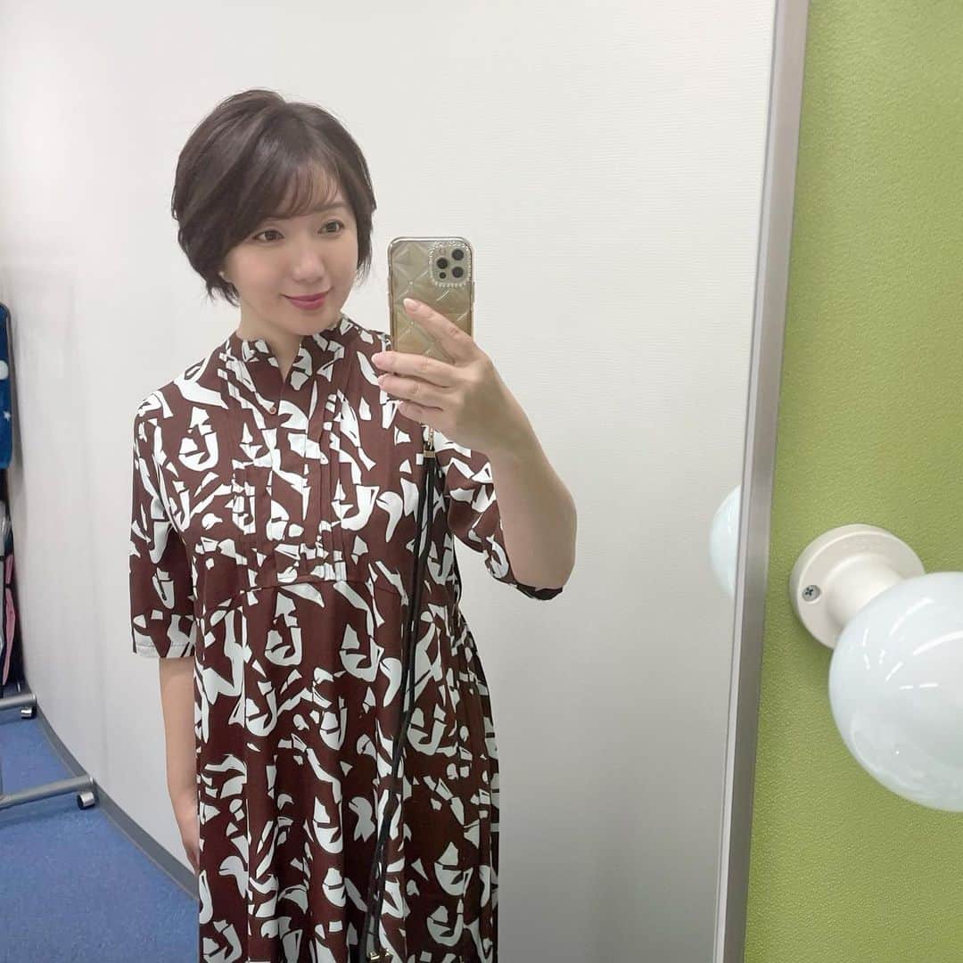 角田華子のインスタグラム：「先週の  #福岡ニュースファイルcube  #衣装は #ブージュルード #ワンピース   でした  #残暑お見舞い申し上げます  #トリプル台風  今週も是非ご覧ください^_^」